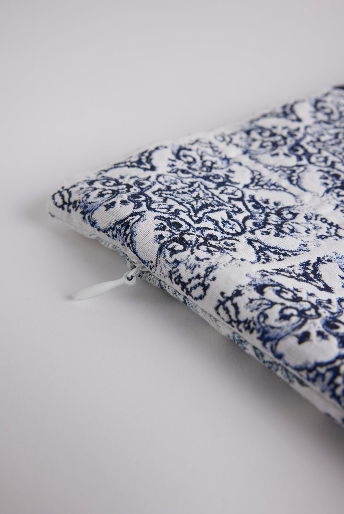 Gewebte Dekokissenhülle EVELIN in Größe 50x50 cm aus edlem Jacquard-Stoff mit dunkelblauem Pfauen-Muster