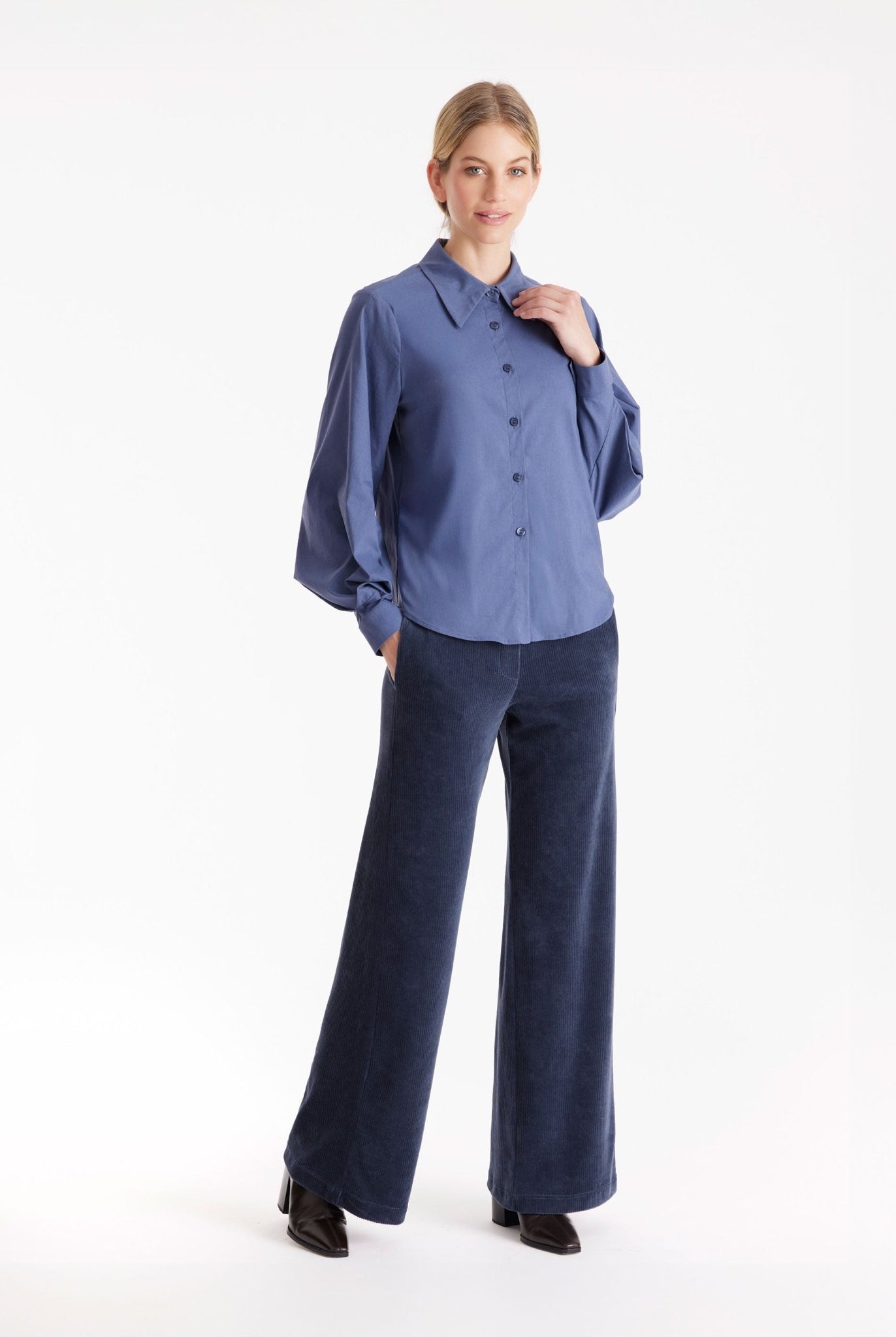 Bluse BLUSIA mit Hemdkragen, durchgehender Knopfleiste und langen, weiten Armen in Blau