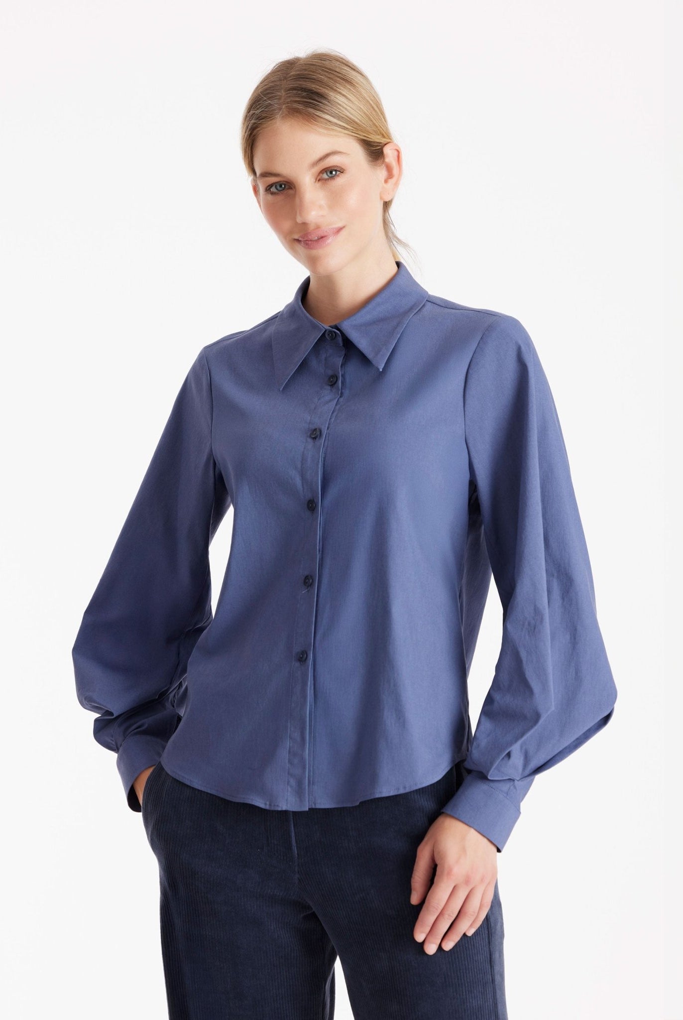 Bluse BLUSIA mit Hemdkragen, durchgehender Knopfleiste und langen, weiten Armen in Blau