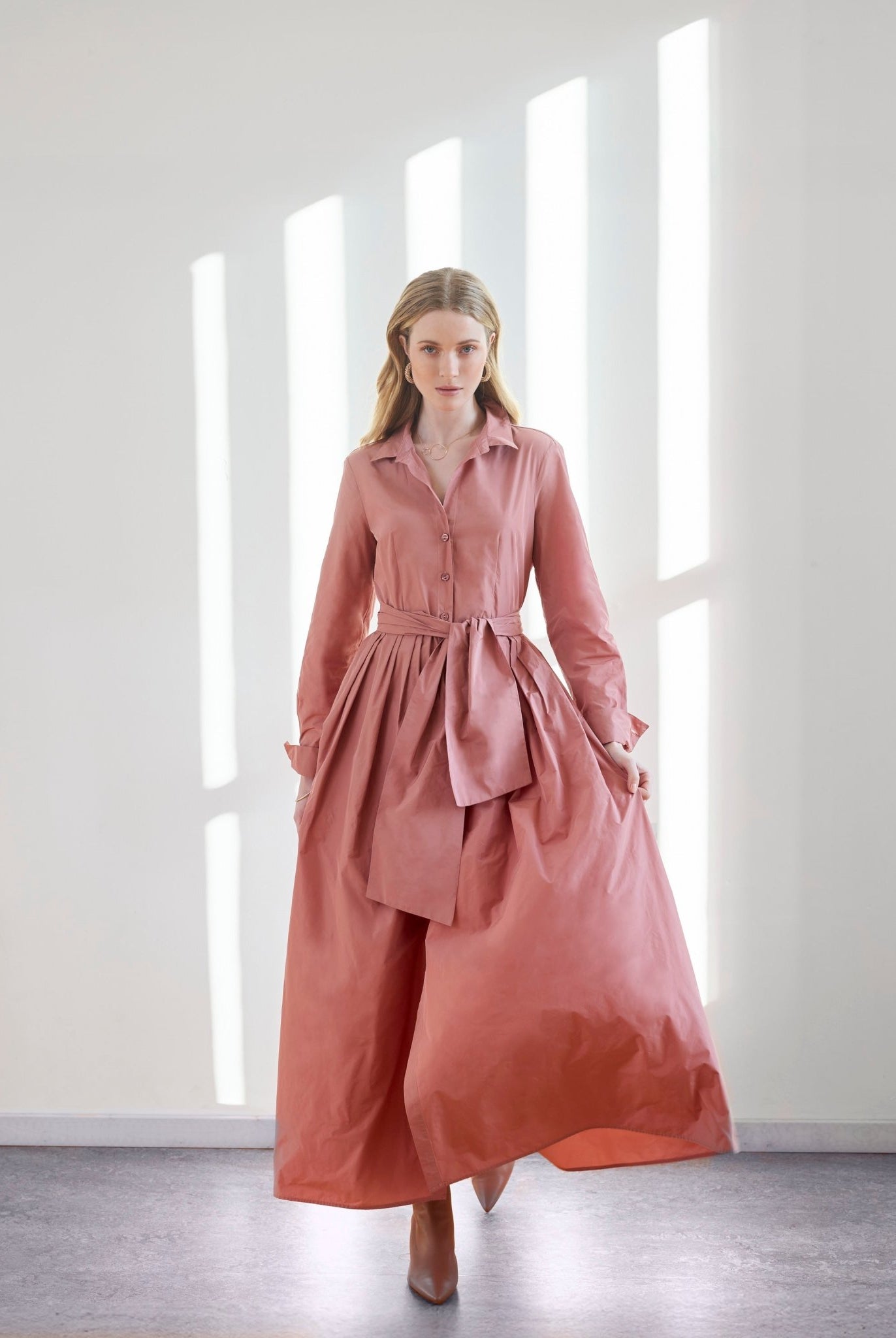 Langes Hemdblusenkleid GUVINTA mit Kragen, Knopfleiste und Bindegürtel in der Taille in Rosa