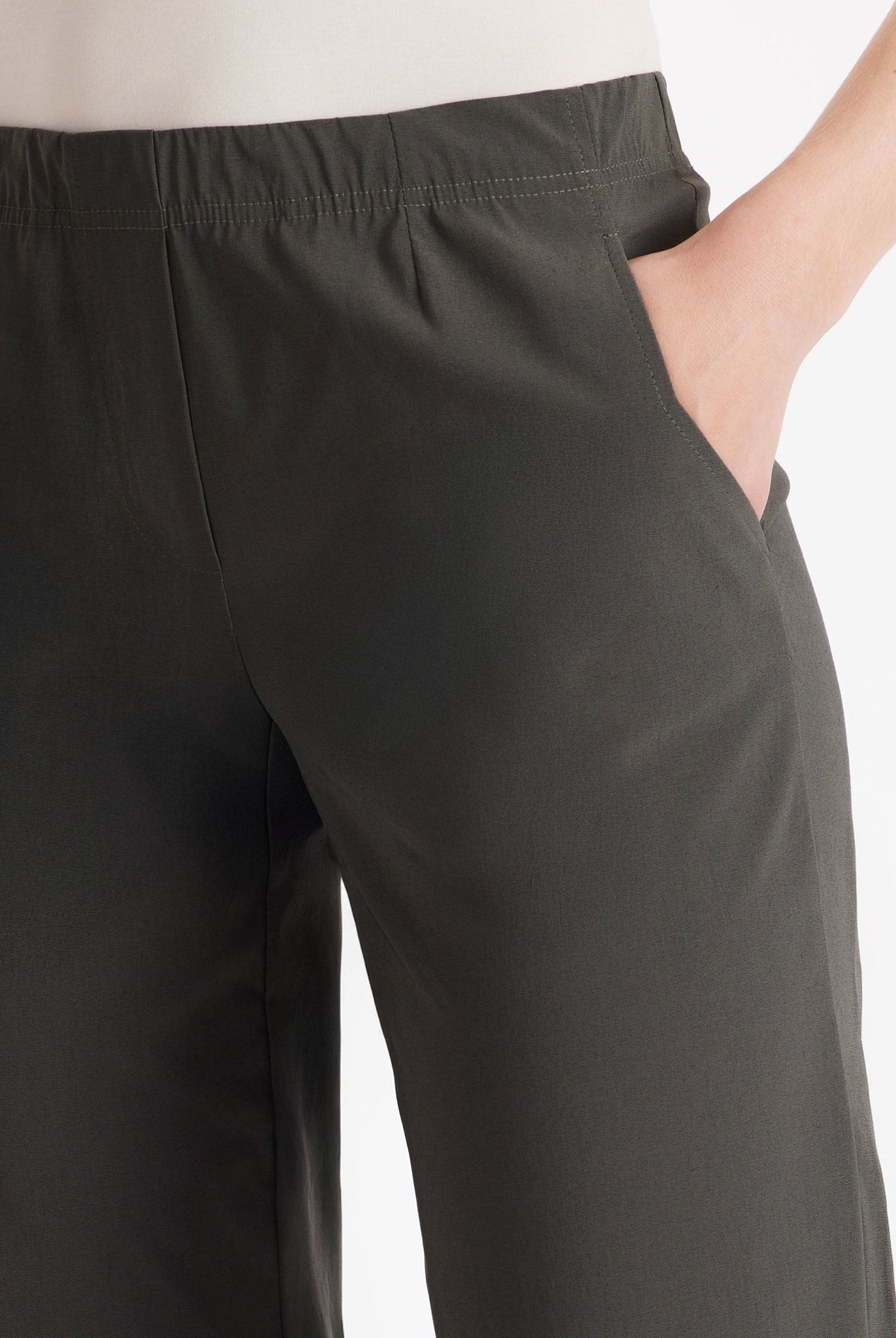 Hose JISTRA in 7/8-Länge mit geradem Bein und seitlichen Eingrifftaschen in Khakigrün