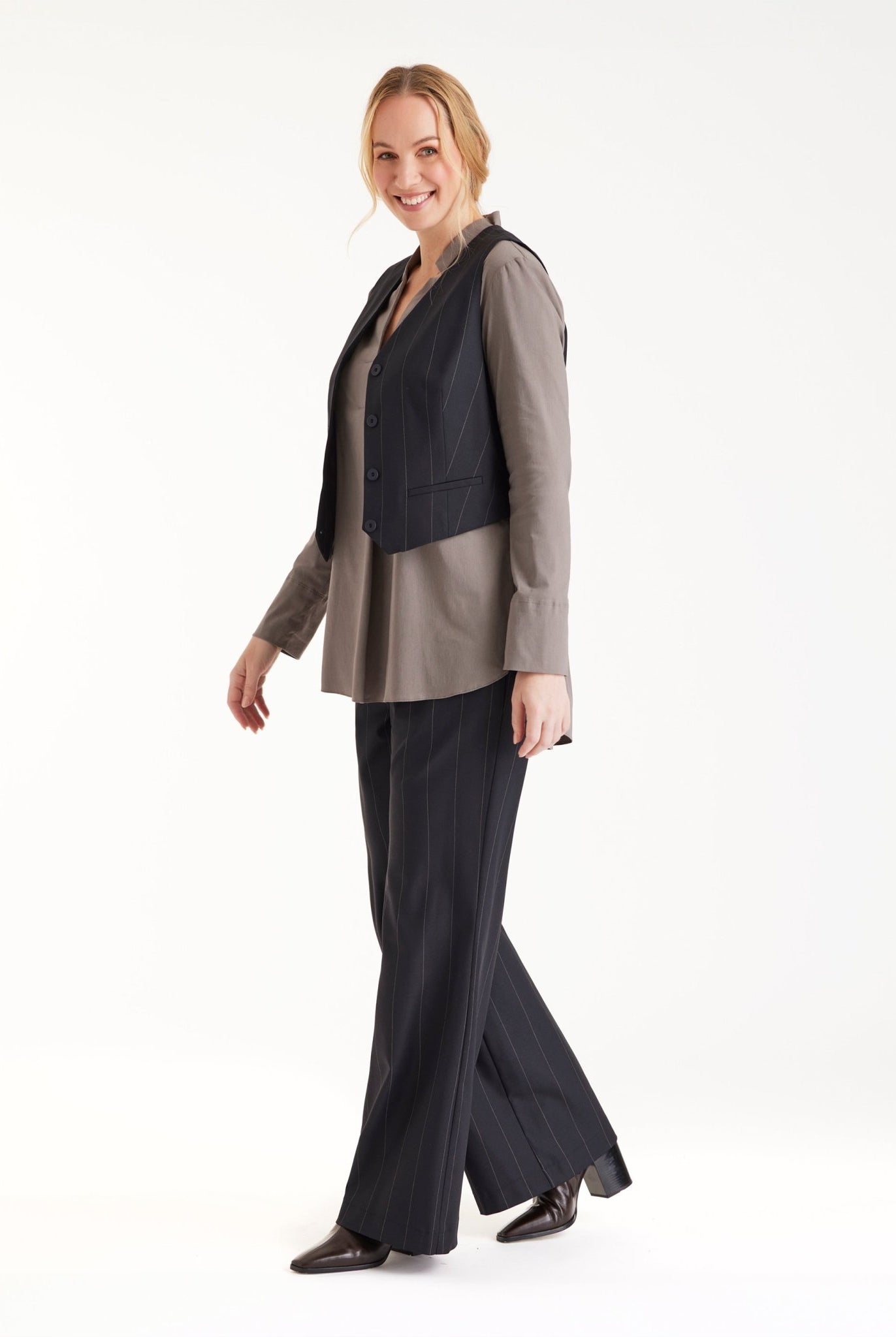 Hose TADOKI mit geradem Bein und Nadelstreifen in Dunkelblau