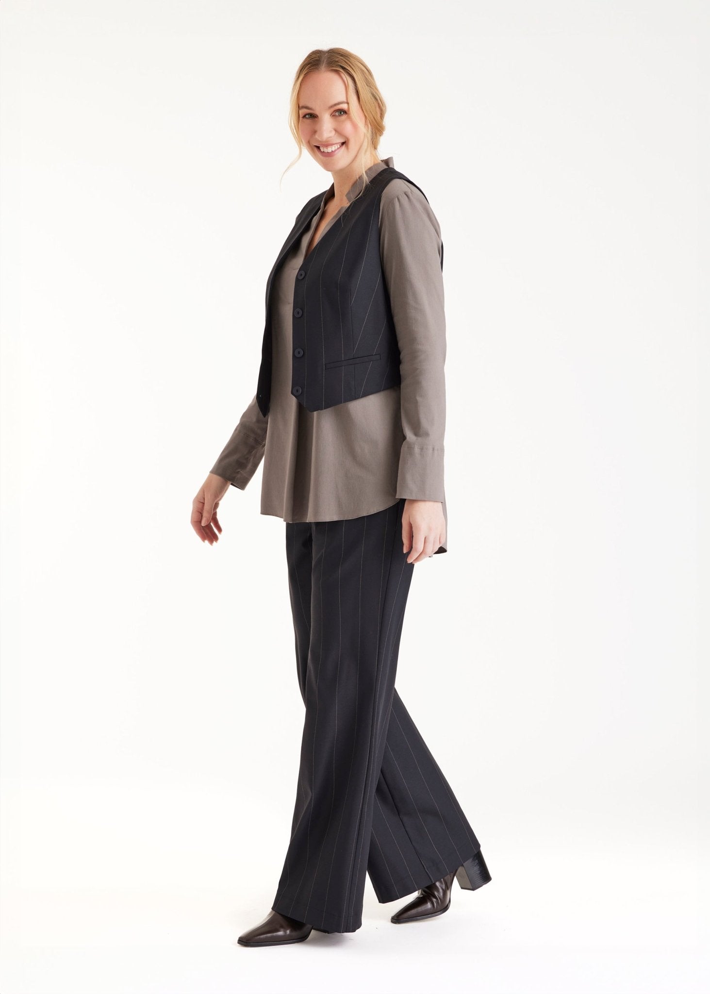 Hose TADOKI mit geradem Bein und Nadelstreifen in Dunkelblau