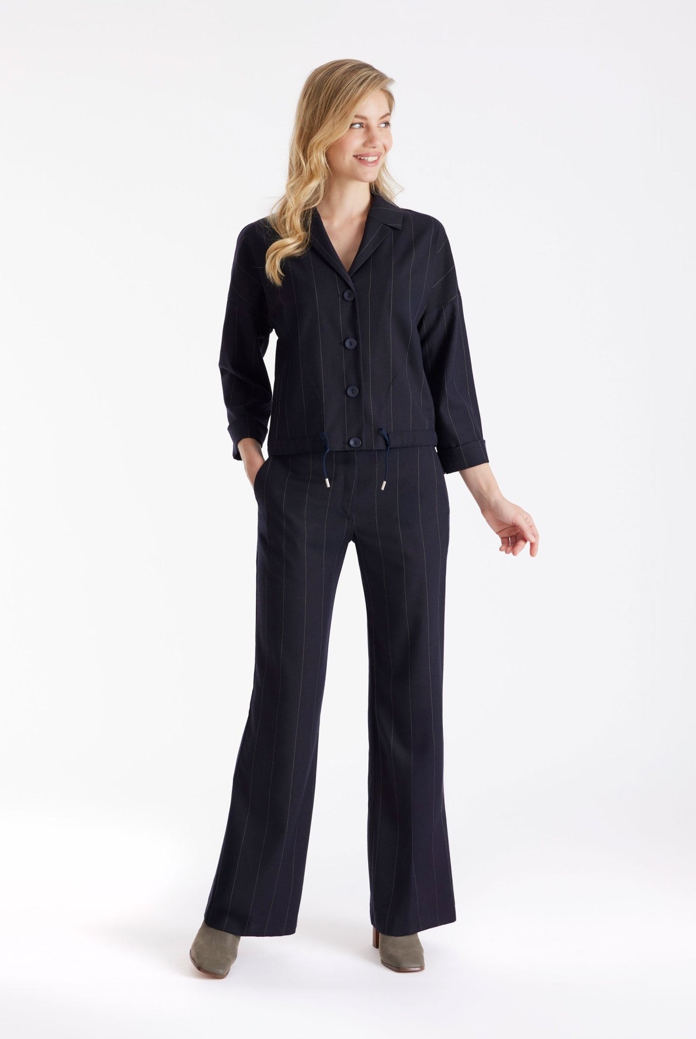 Hose TADOKI mit geradem Bein und Nadelstreifen in Dunkelblau