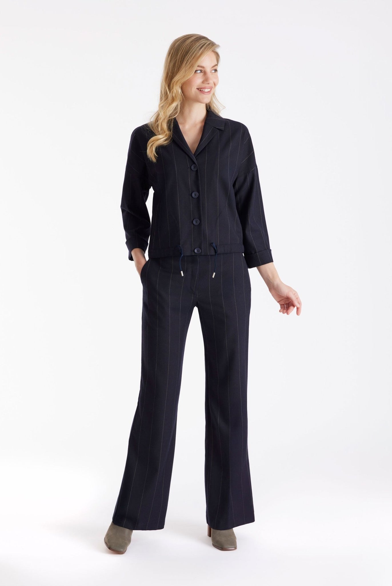 Jacke TAKIDA mit Kragen, Knopfleiste, Tunnelzug und Nadelstreifen in Dunkelblau