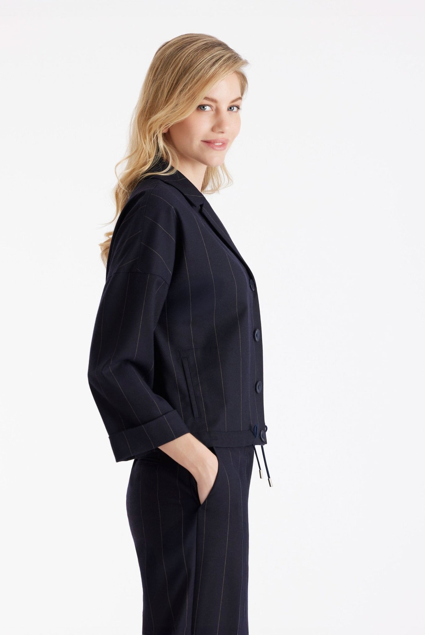 Jacke TAKIDA mit Kragen, Knopfleiste, Tunnelzug und Nadelstreifen in Dunkelblau