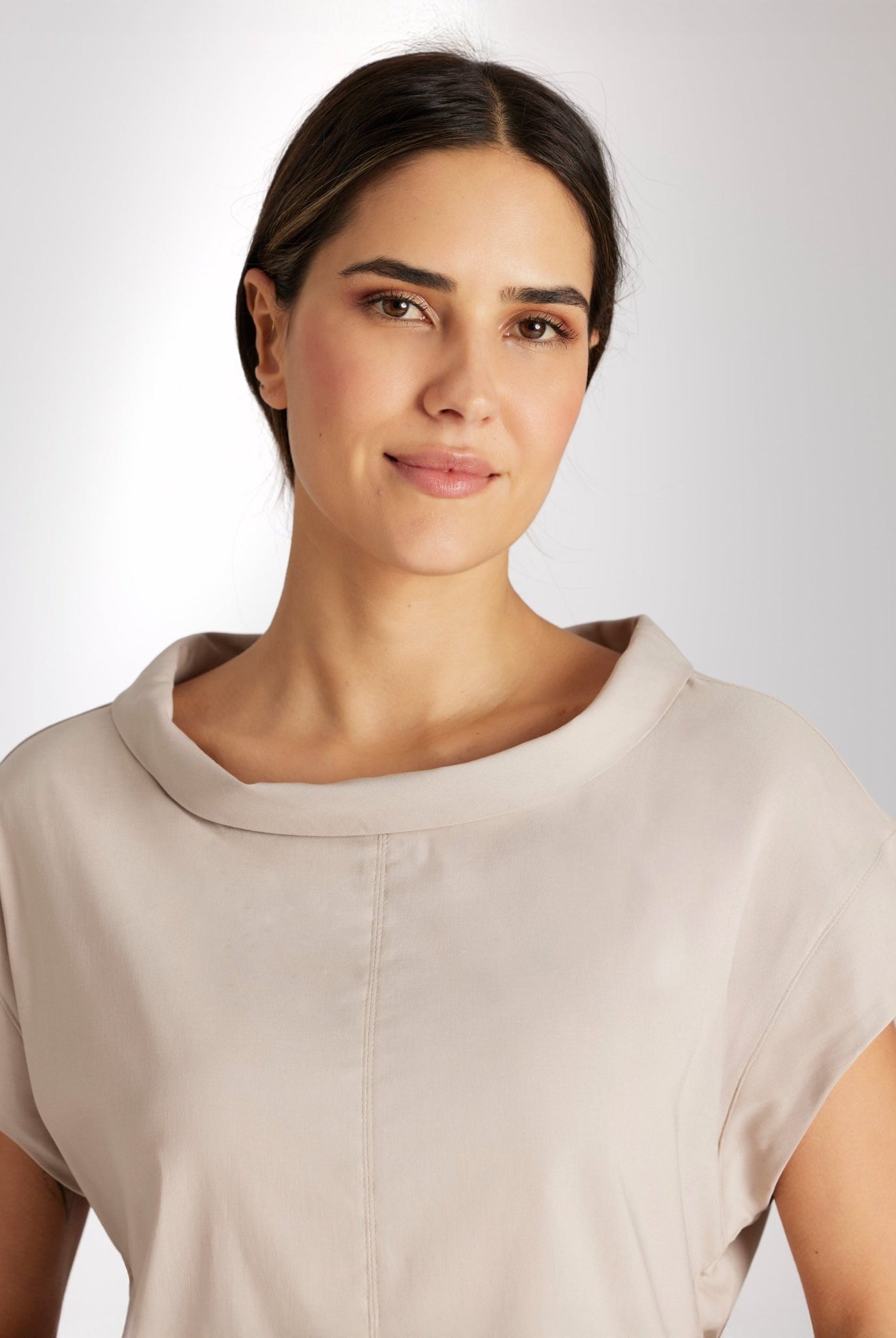 Bluse BOSOMI mit Stehkragen, kurzen Ärmeln und kastiger Form in Beige