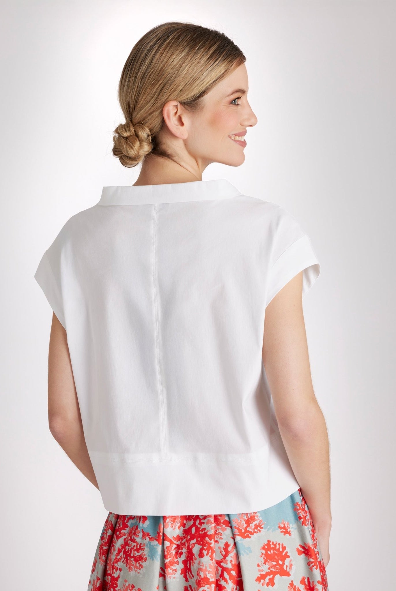 Bluse BOSOMI mit Stehkragen, kurzen Ärmeln und kastiger Form in Weiß