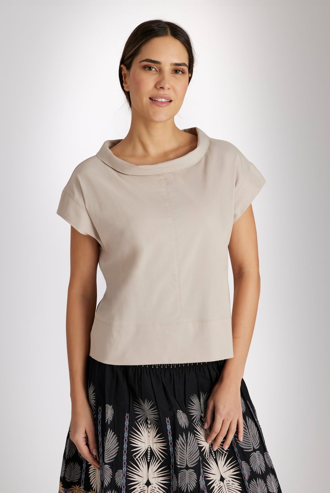 Bluse BOSOMI mit Stehkragen, kurzen Ärmeln und kastiger Form in Beige