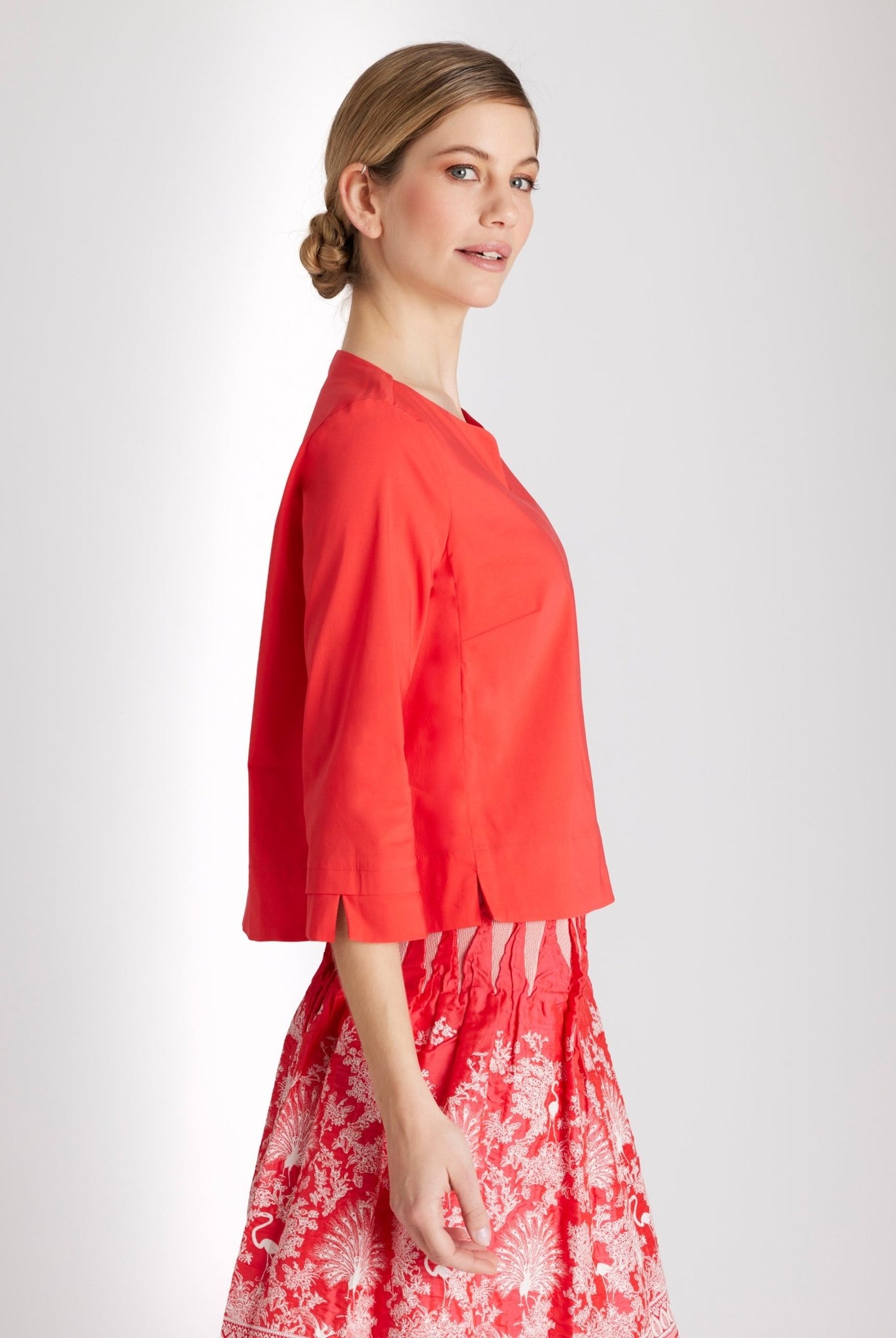 Bluse BUSHAKTY mit V-Ausschnitt und 3/4-Ärmeln und kastiger Form in Rot