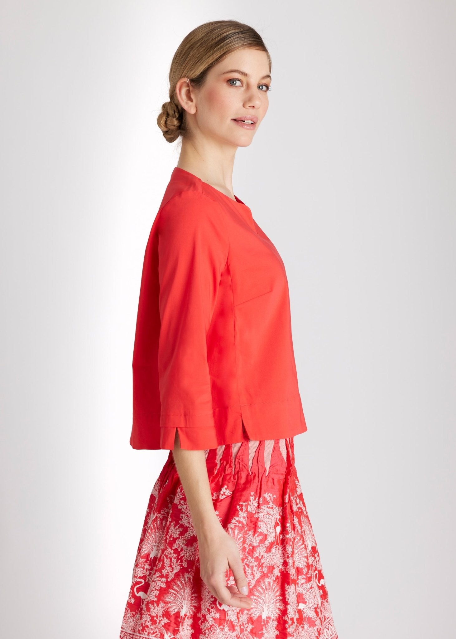 Bluse BUSHAKTY mit V-Ausschnitt und 3/4-Ärmeln und kastiger Form in Rot