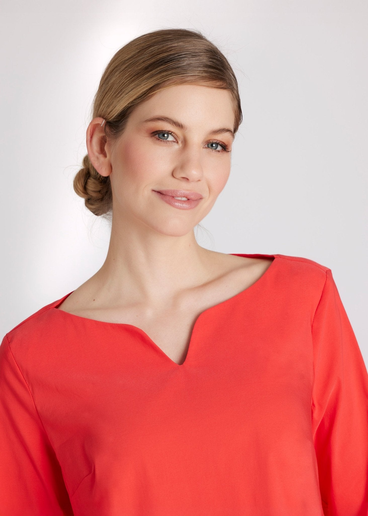 Bluse BUSHAKTY mit V-Ausschnitt und 3/4-Ärmeln und kastiger Form in Rot