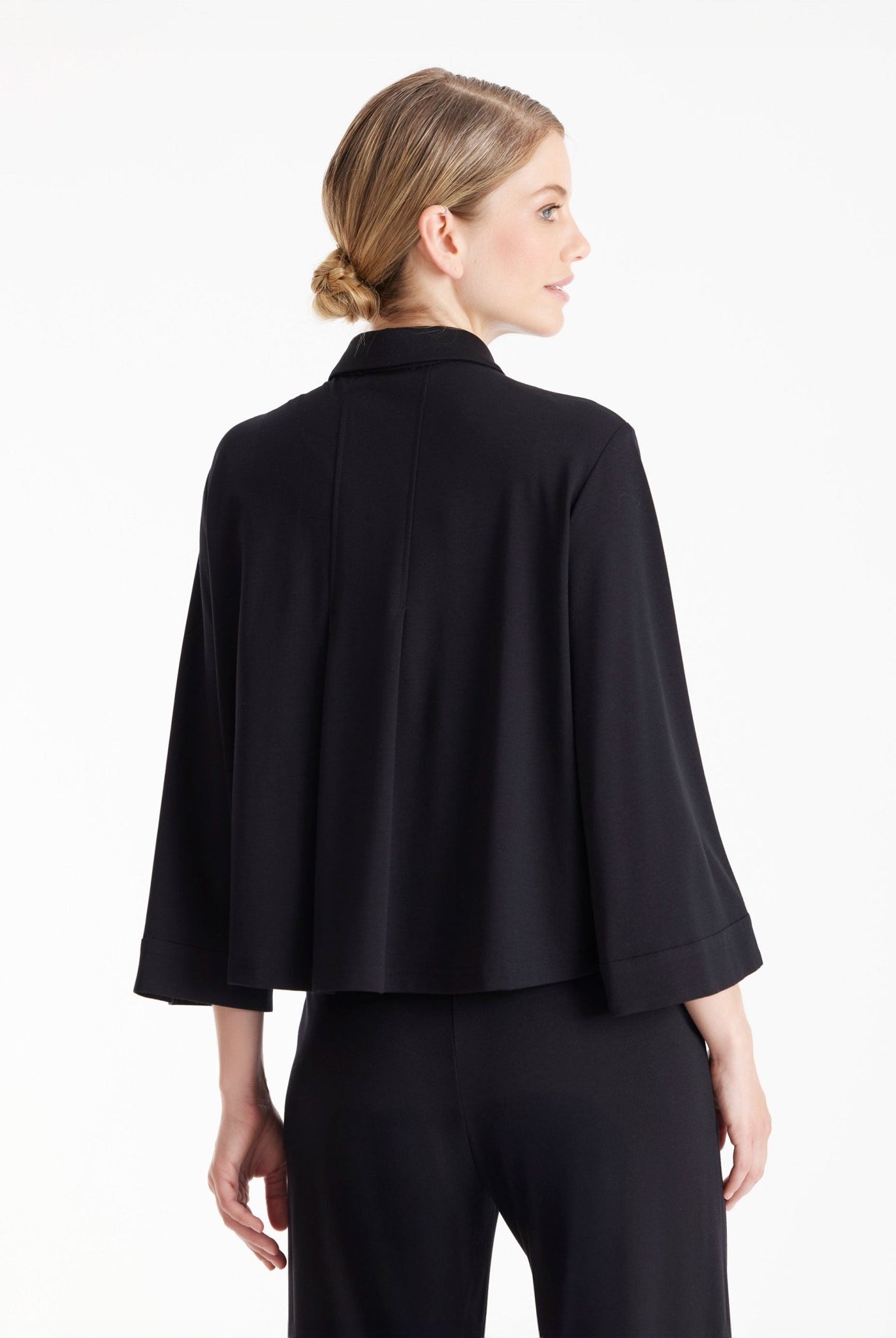 Kurze Blusenjacke GYAKI mit Hemdkragen, langen Armen und durchgehender Knopfleiste in Schwarz