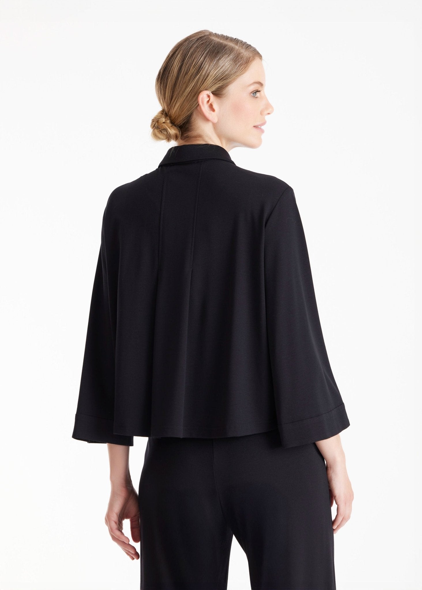 Kurze Blusenjacke GYAKI mit Hemdkragen, langen Armen und durchgehender Knopfleiste in Schwarz