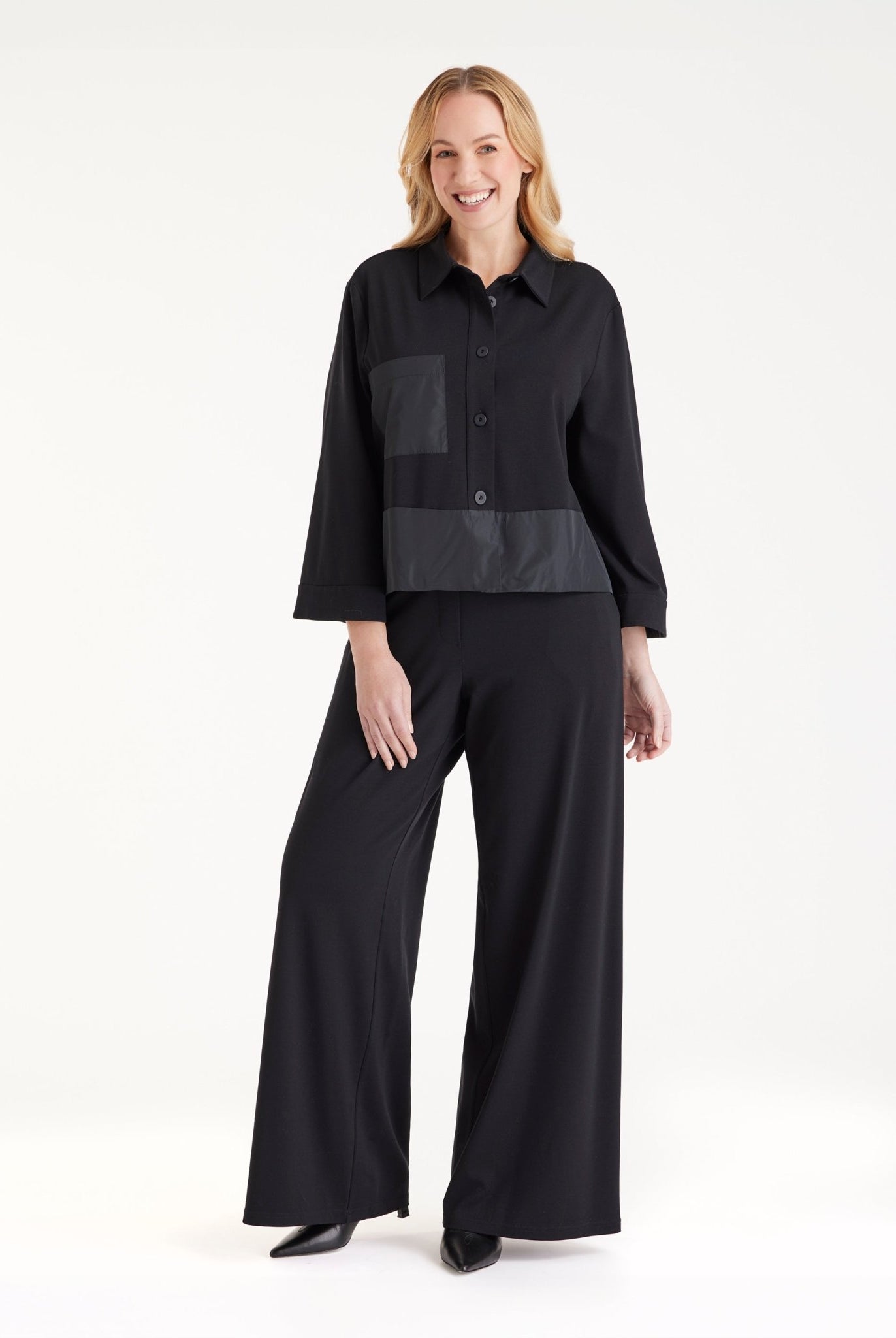 Kurze Blusenjacke GYAKI mit Hemdkragen, langen Armen und durchgehender Knopfleiste in Schwarz