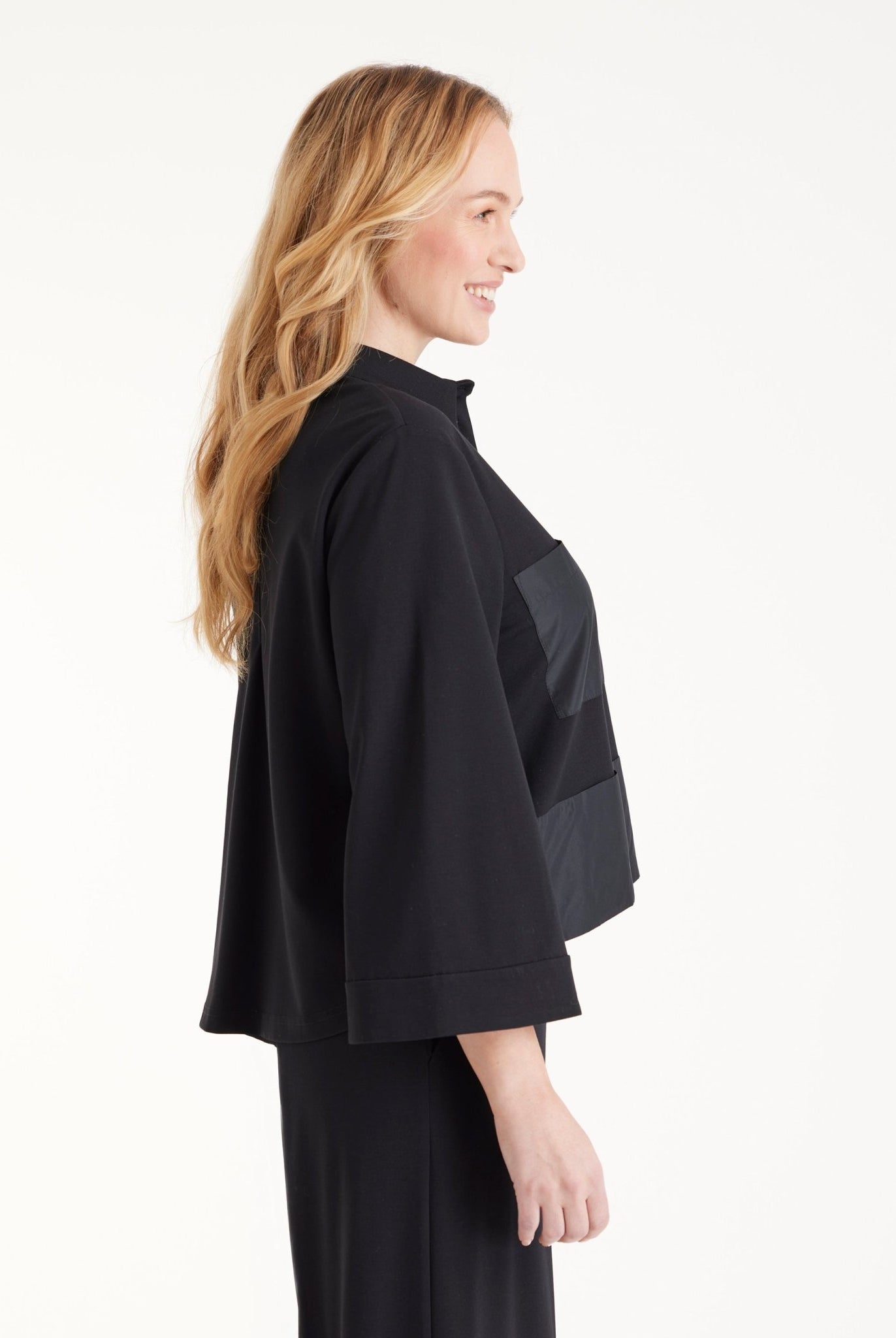 Kurze Blusenjacke GYAKI mit Hemdkragen, langen Armen und durchgehender Knopfleiste in Schwarz