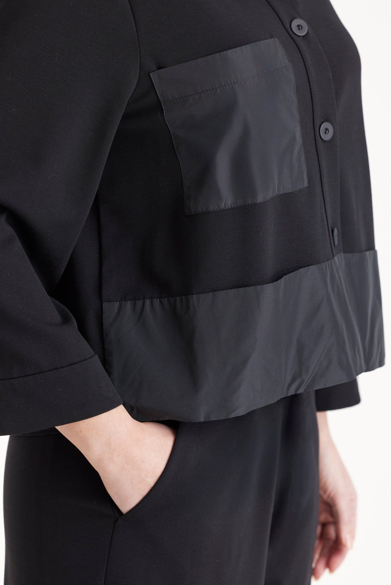 Kurze Blusenjacke GYAKI mit Hemdkragen, langen Armen und durchgehender Knopfleiste in Schwarz