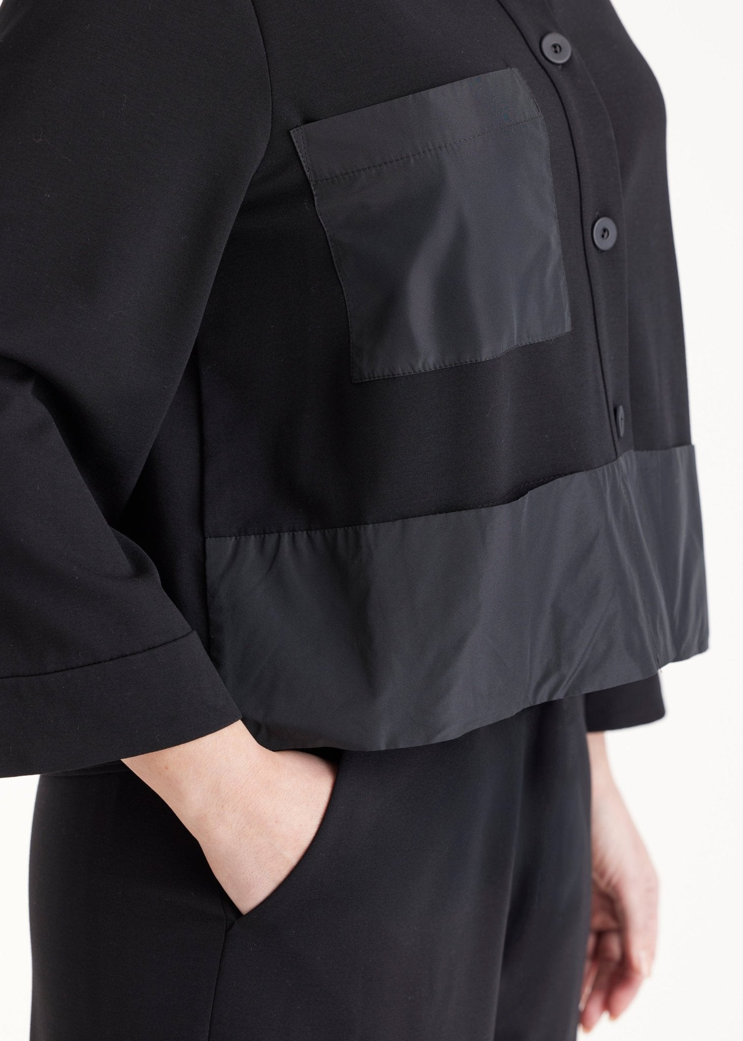 Kurze Blusenjacke GYAKI mit Hemdkragen, langen Armen und durchgehender Knopfleiste in Schwarz