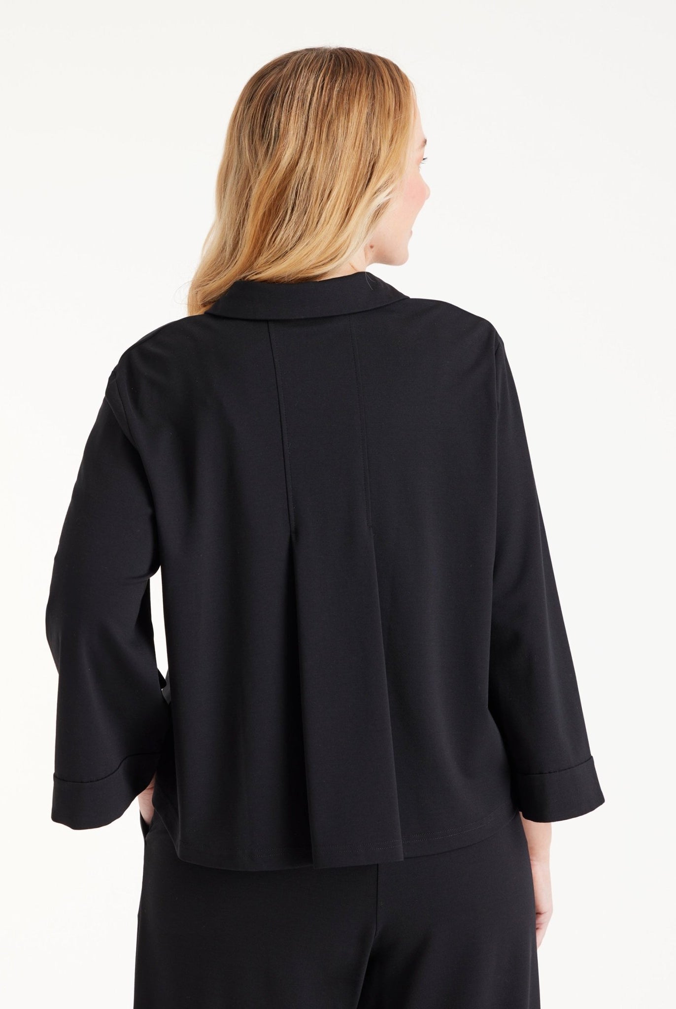 Kurze Blusenjacke GYAKI mit Hemdkragen, langen Armen und durchgehender Knopfleiste in Schwarz