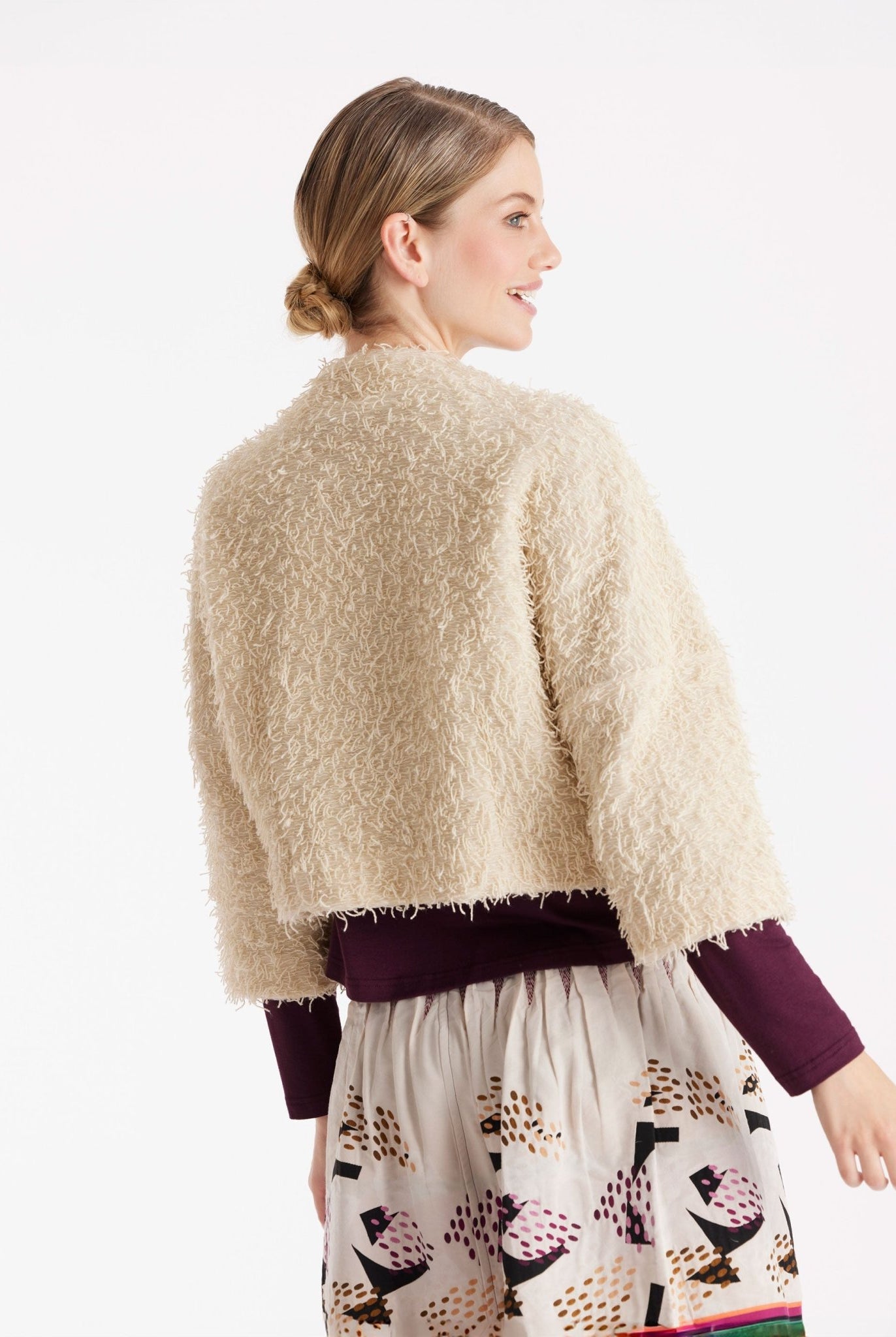 Kurze Jacke GAFRANSA mit Rundhals, langen Armen und Druckknopf vorne in Fransen-Optik in Beige