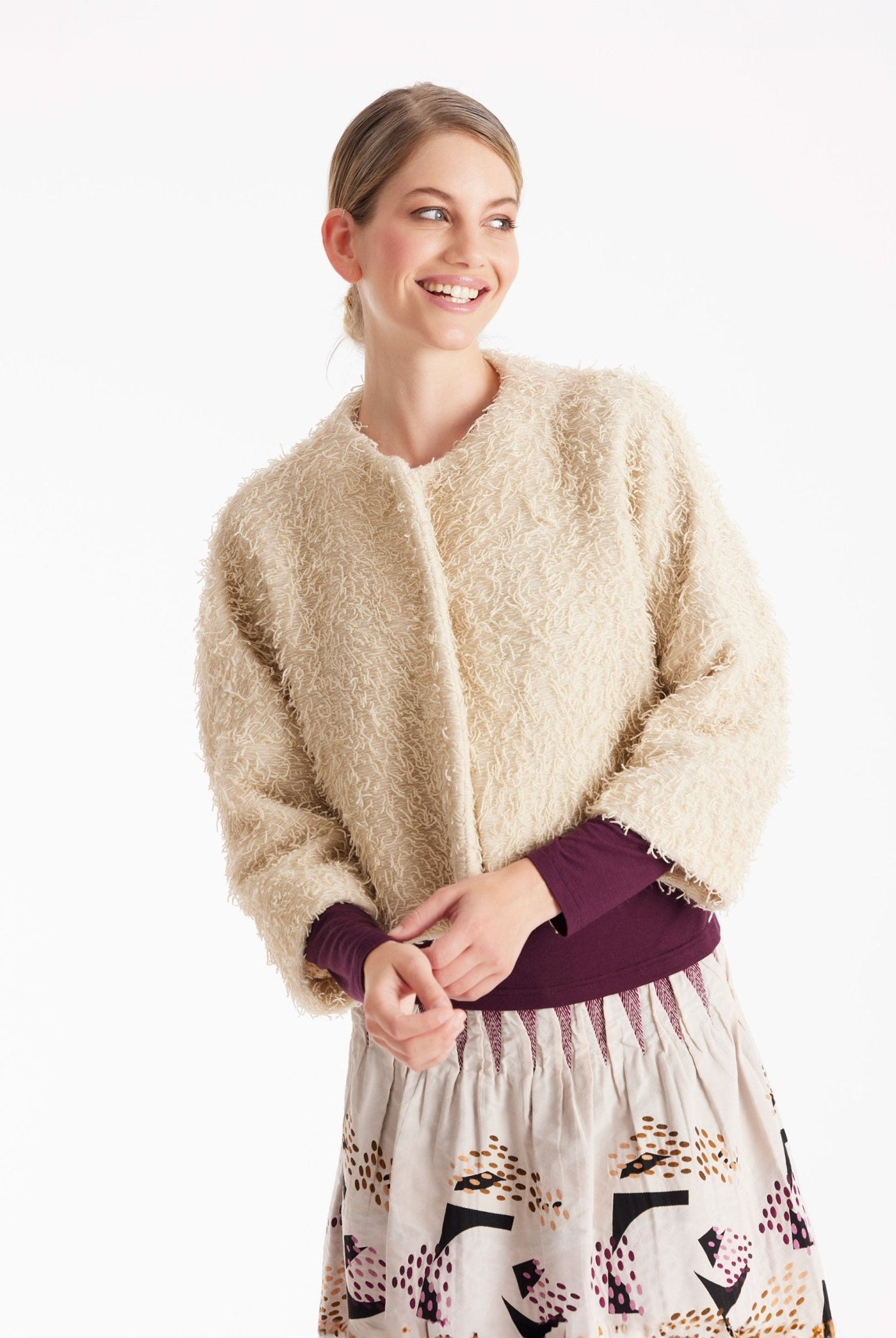 Kurze Jacke GAFRANSA mit Rundhals, langen Armen und Druckknopf vorne in Fransen-Optik in Beige