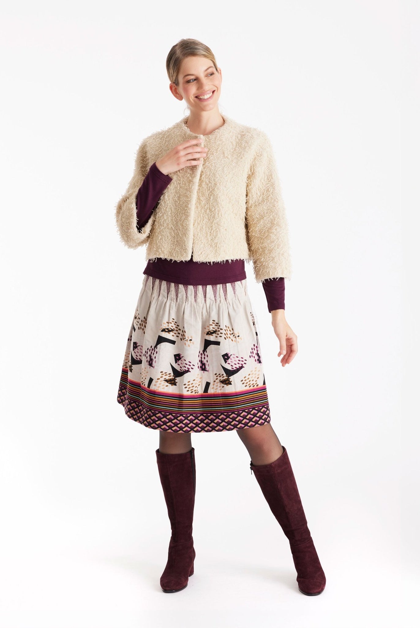 Kurze Jacke GAFRANSA mit Rundhals, langen Armen und Druckknopf vorne in Fransen-Optik in Beige