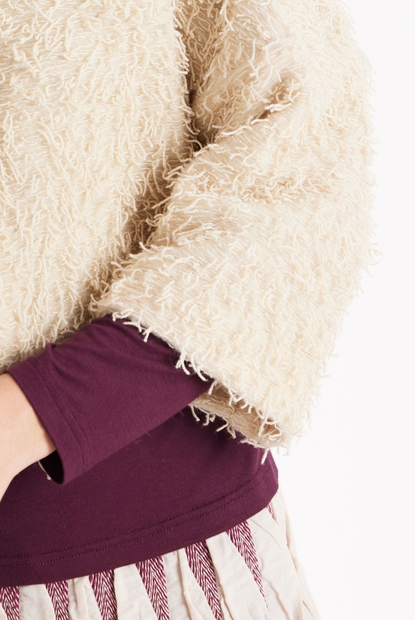 Kurze Jacke GAFRANSA mit Rundhals, langen Armen und Druckknopf vorne in Fransen-Optik in Beige