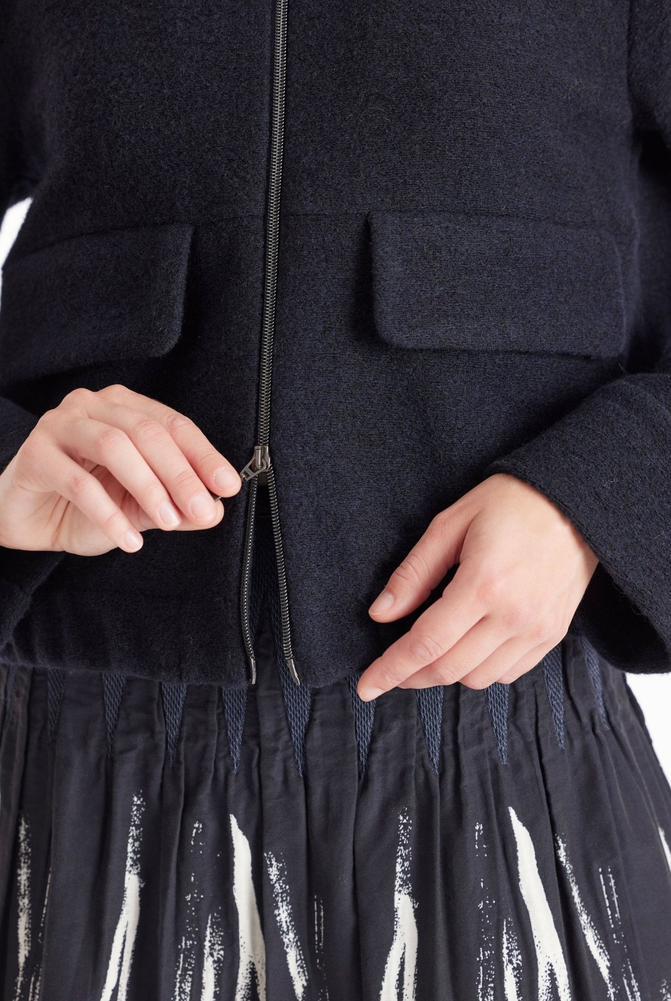 Kurze Jacke MARIERA mit hohem Kragen, Reißverschluss, langen Armen und aufgesetzten Taschen in Dunkelblau