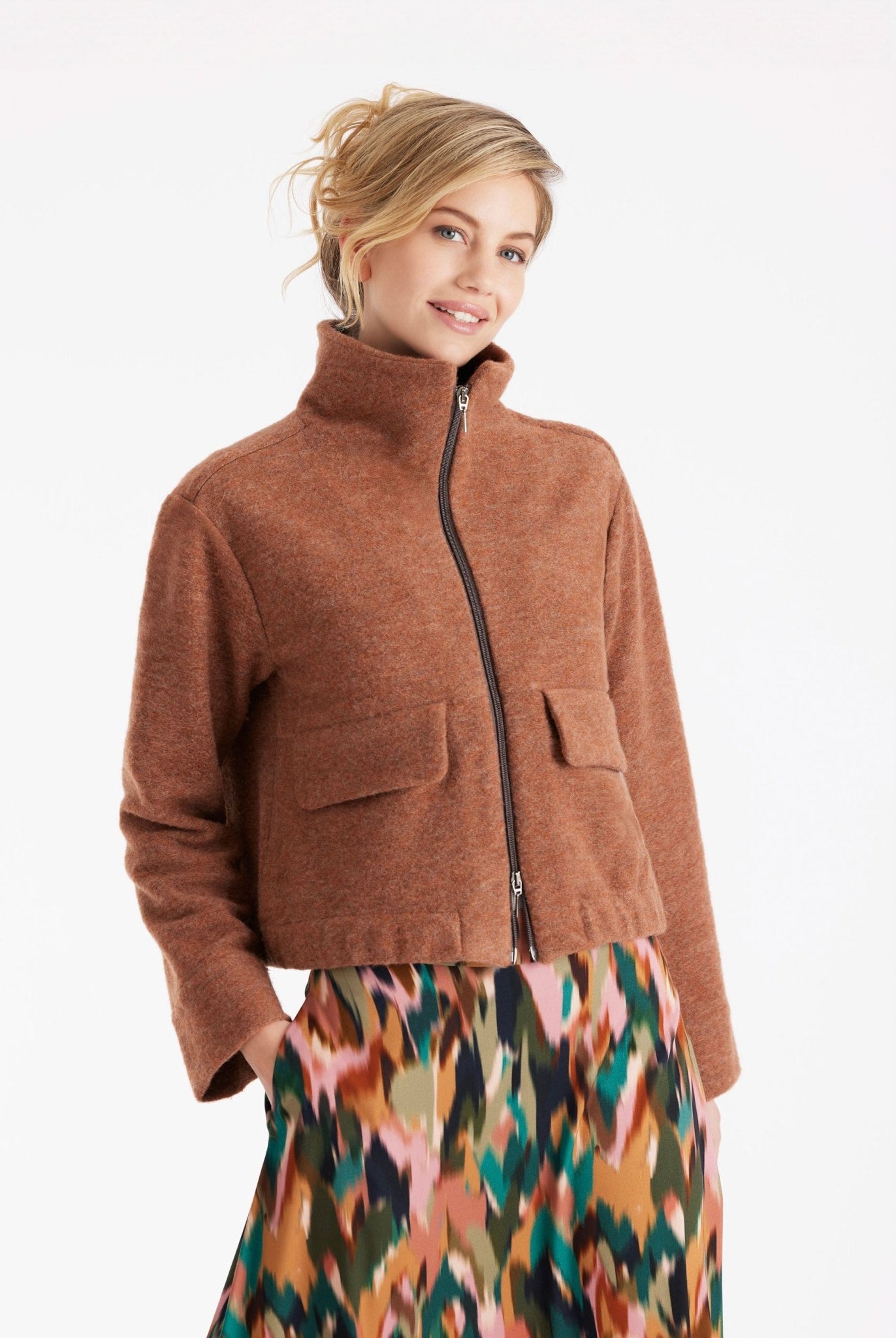 Kurze Jacke MARIERA mit hohem Kragen, Reißverschluss, langen Armen und aufgesetzten Taschen in Braun