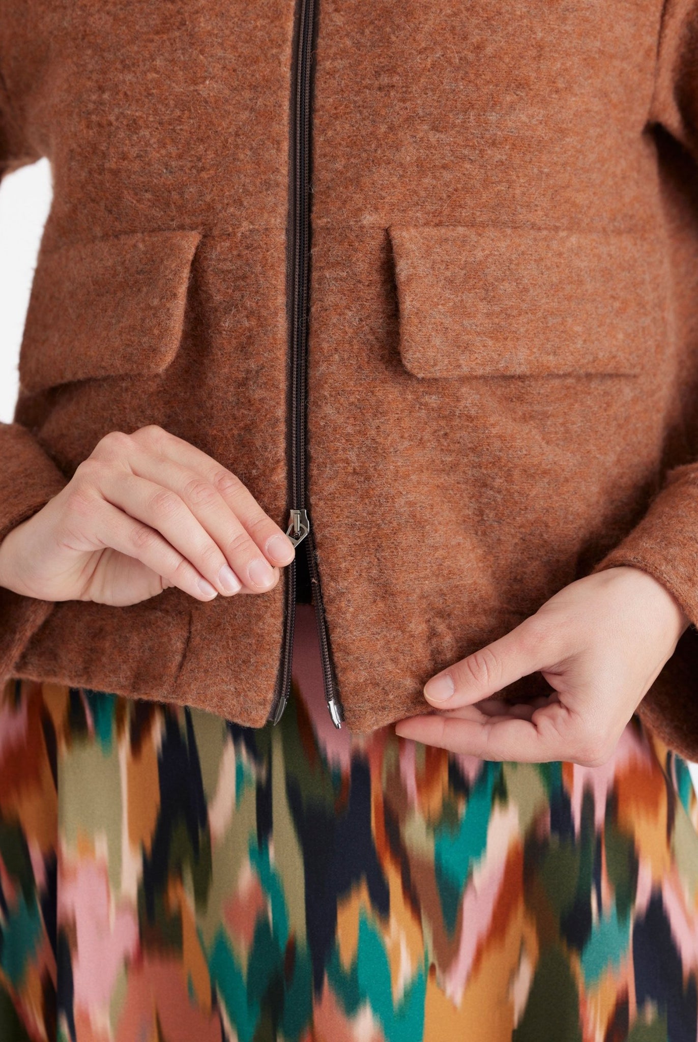 Kurze Jacke MARIERA mit hohem Kragen, Reißverschluss, langen Armen und aufgesetzten Taschen in Braun