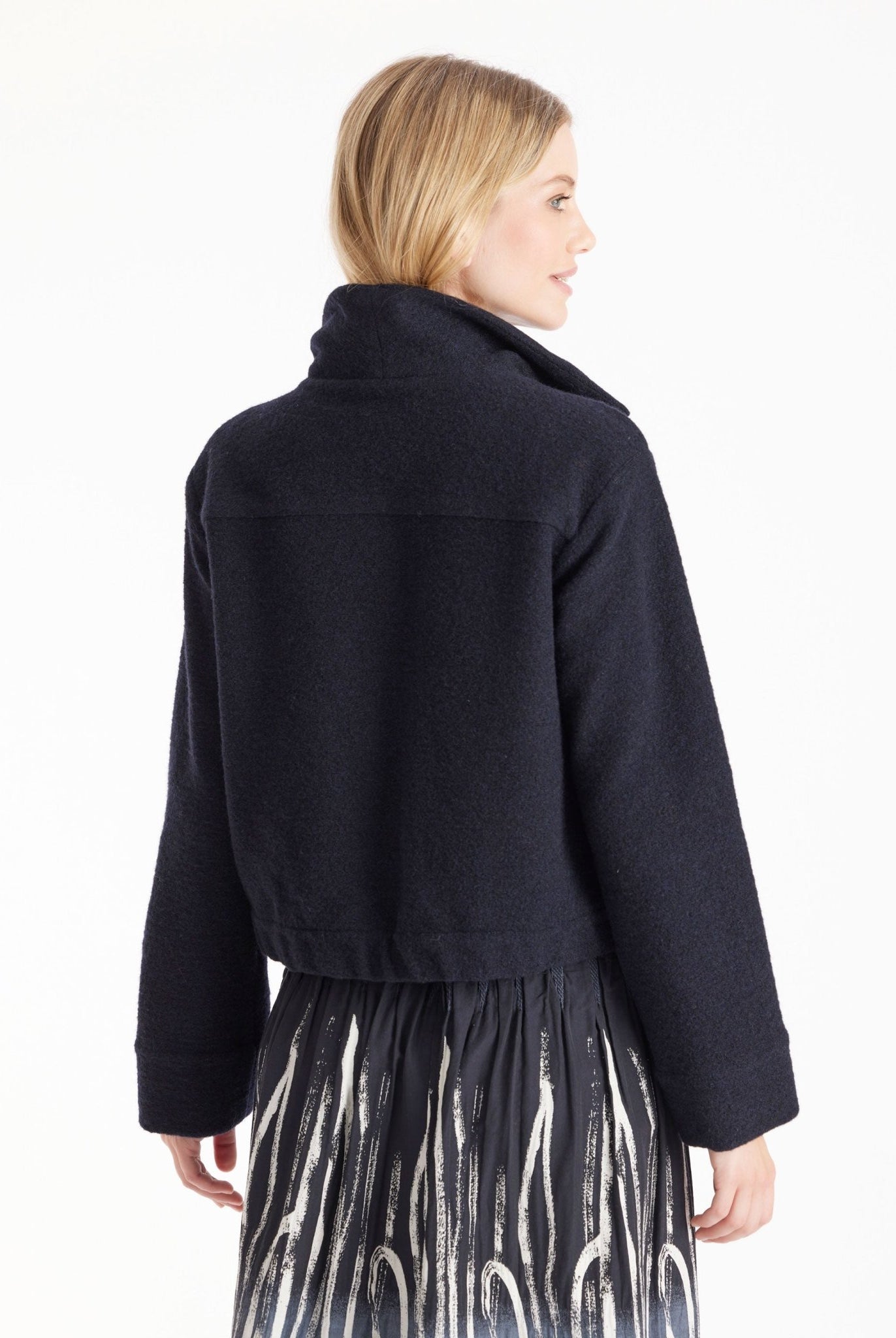 Kurze Jacke MARIERA mit hohem Kragen, Reißverschluss, langen Armen und aufgesetzten Taschen in Dunkelblau