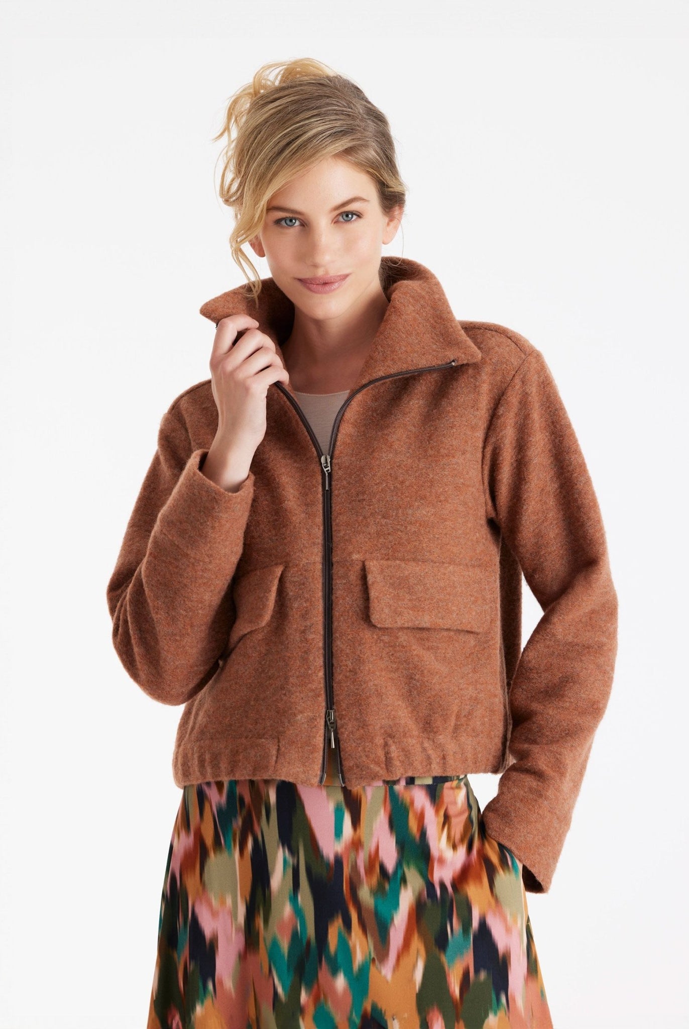 Kurze Jacke MARIERA mit hohem Kragen, Reißverschluss, langen Armen und aufgesetzten Taschen in Braun