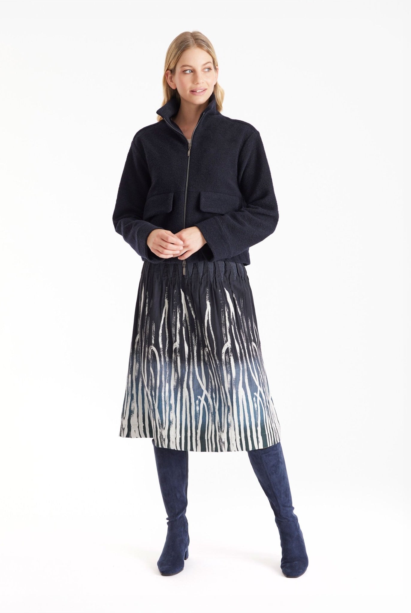 Kurze Jacke MARIERA mit hohem Kragen, Reißverschluss, langen Armen und aufgesetzten Taschen in Dunkelblau