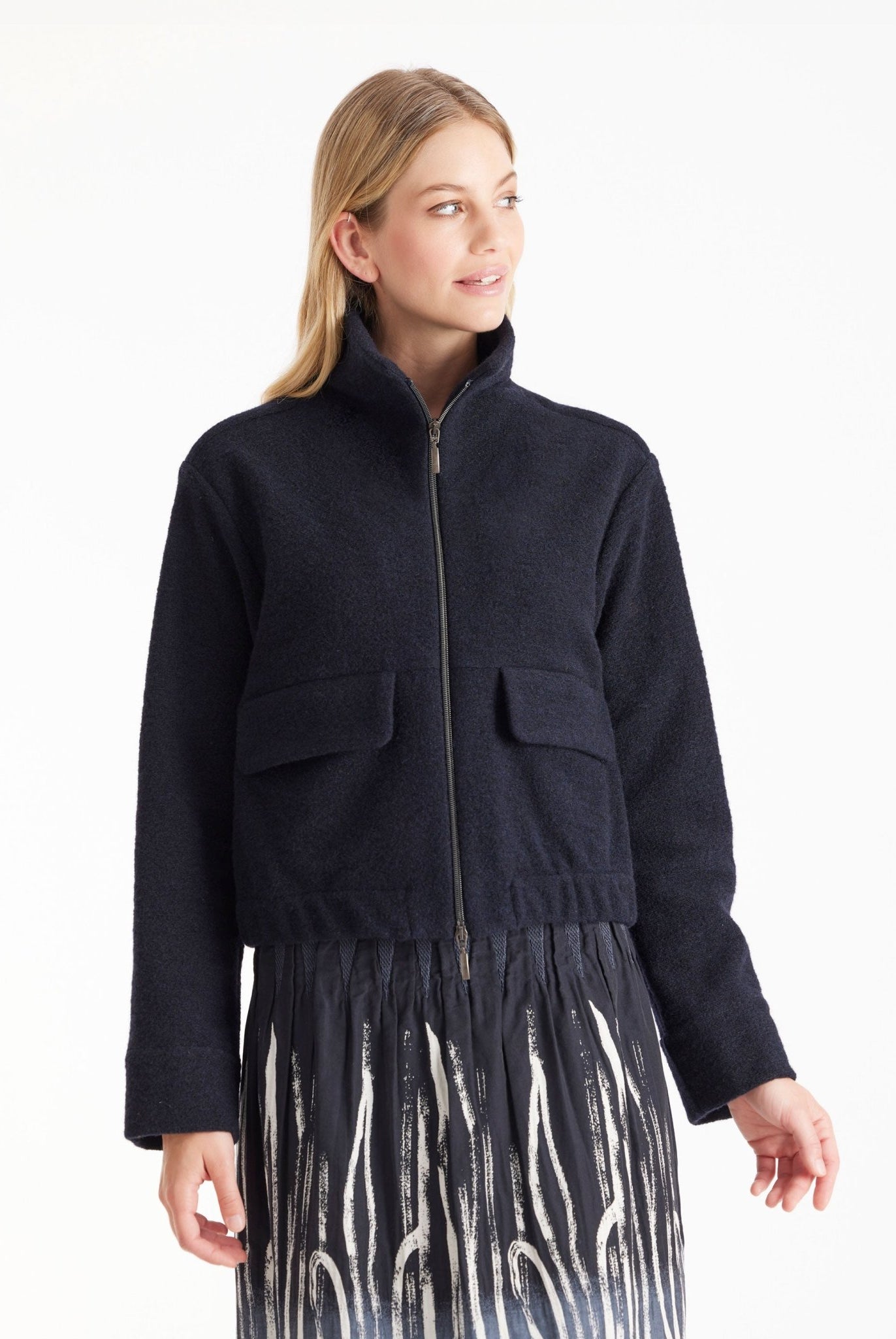 Kurze Jacke MARIERA mit hohem Kragen, Reißverschluss, langen Armen und aufgesetzten Taschen in Dunkelblau