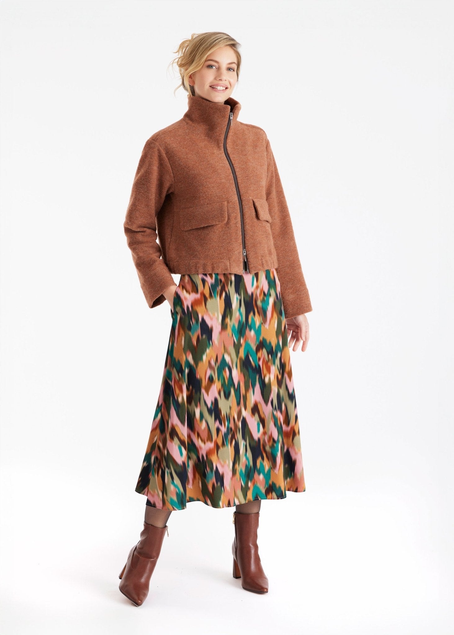 Kurze Jacke MARIERA mit hohem Kragen, Reißverschluss, langen Armen und aufgesetzten Taschen in Braun