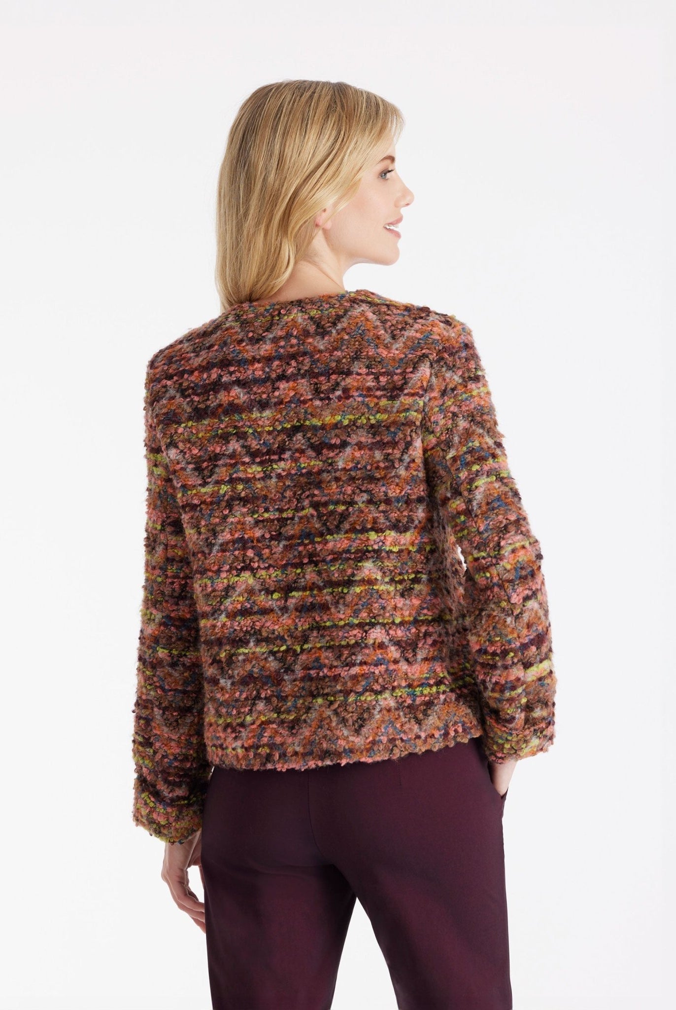 Kurze Jacke MYKINGA mit Rundhals, Knopfleiste und langen Armen in mehrfarbigem Bouclé in Pink und Grün