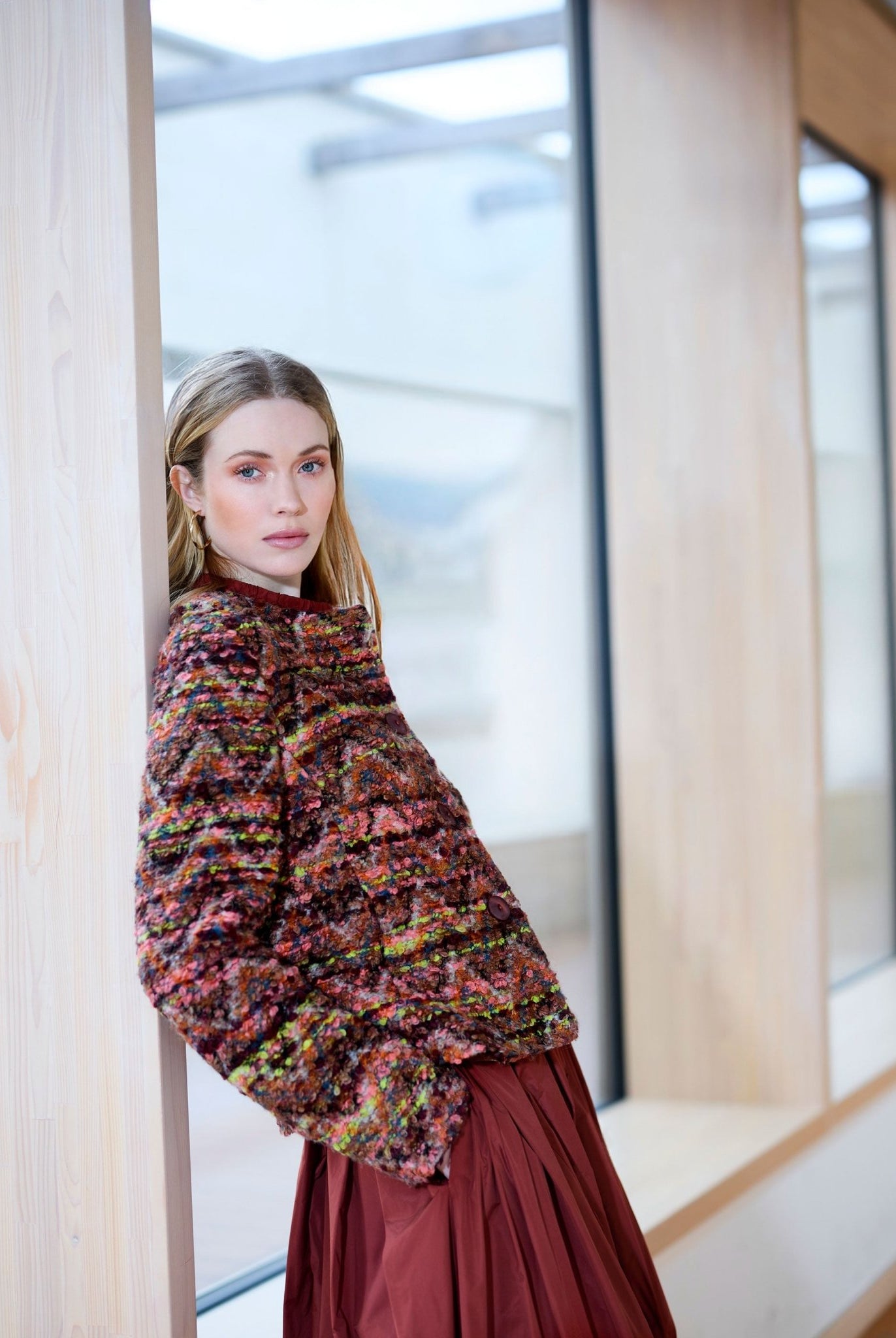 Kurze Jacke MYKINGA mit Rundhals, Knopfleiste und langen Armen in mehrfarbigem Bouclé in Pink und Grün