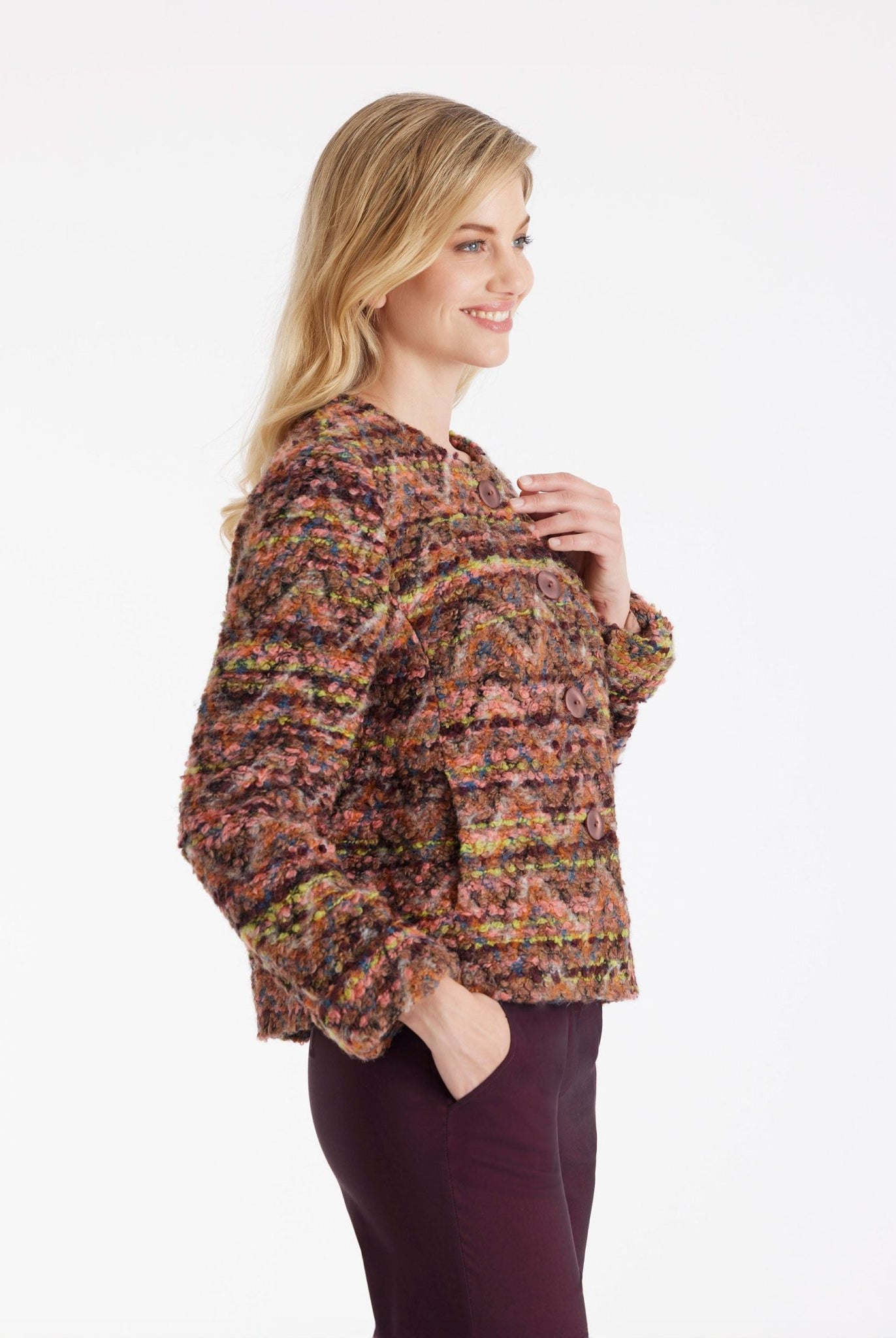 Kurze Jacke MYKINGA mit Rundhals, Knopfleiste und langen Armen in mehrfarbigem Bouclé in Pink und Grün