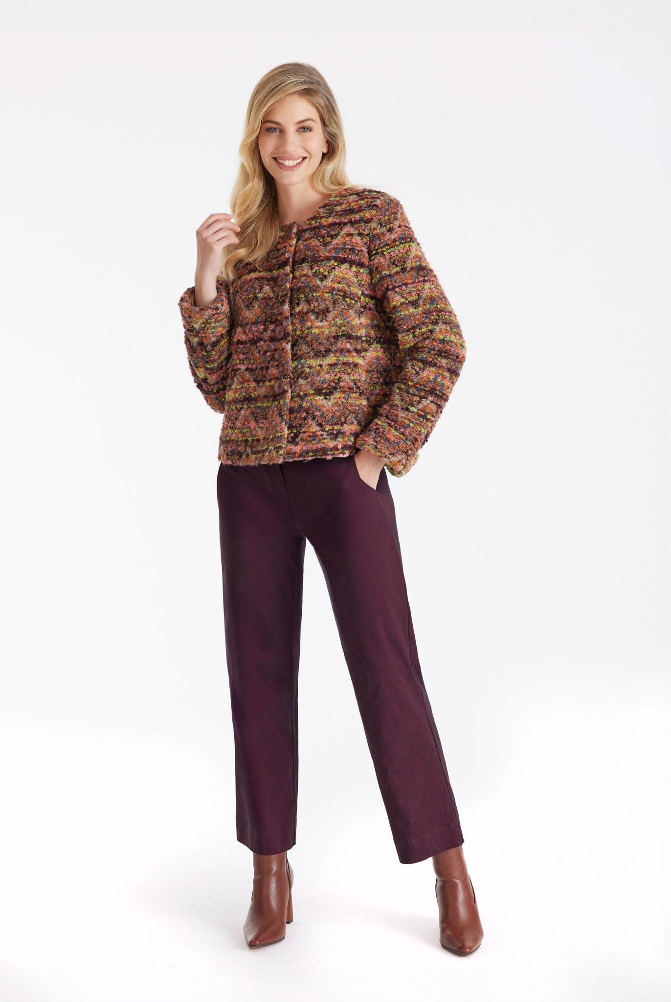 Kurze Jacke MYKINGA mit Rundhals, Knopfleiste und langen Armen in mehrfarbigem Bouclé in Pink und Grün