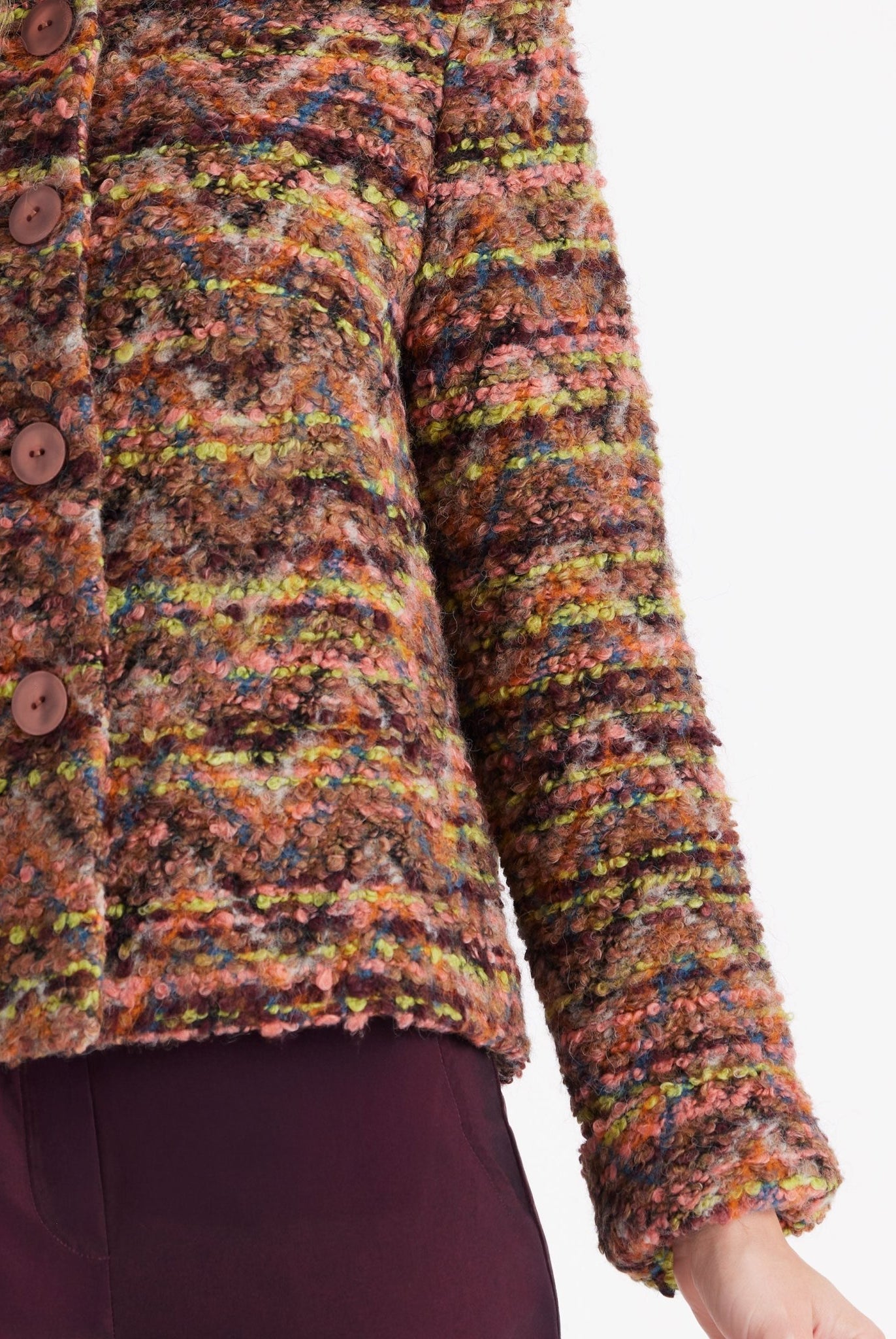 Kurze Jacke MYKINGA mit Rundhals, Knopfleiste und langen Armen in mehrfarbigem Bouclé in Pink und Grün