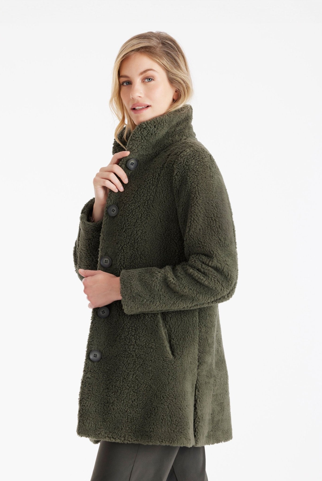 Kurzer, leicht ausgestellter Mantel WUANOY mit Stehkragen, Knopfleiste und Eingrifftaschen aus Teddystoff in Khakigrün