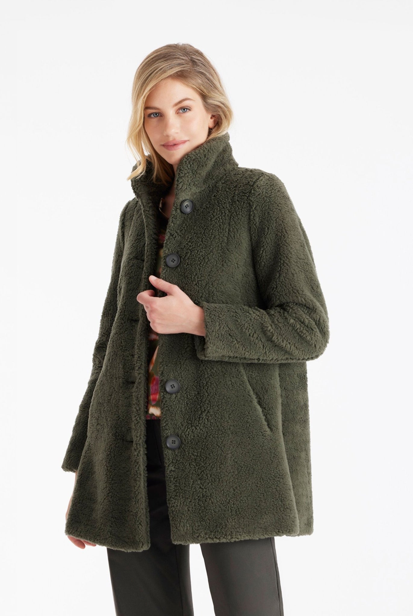 Kurzer, leicht ausgestellter Mantel WUANOY mit Stehkragen, Knopfleiste und Eingrifftaschen aus Teddystoff in Khakigrün