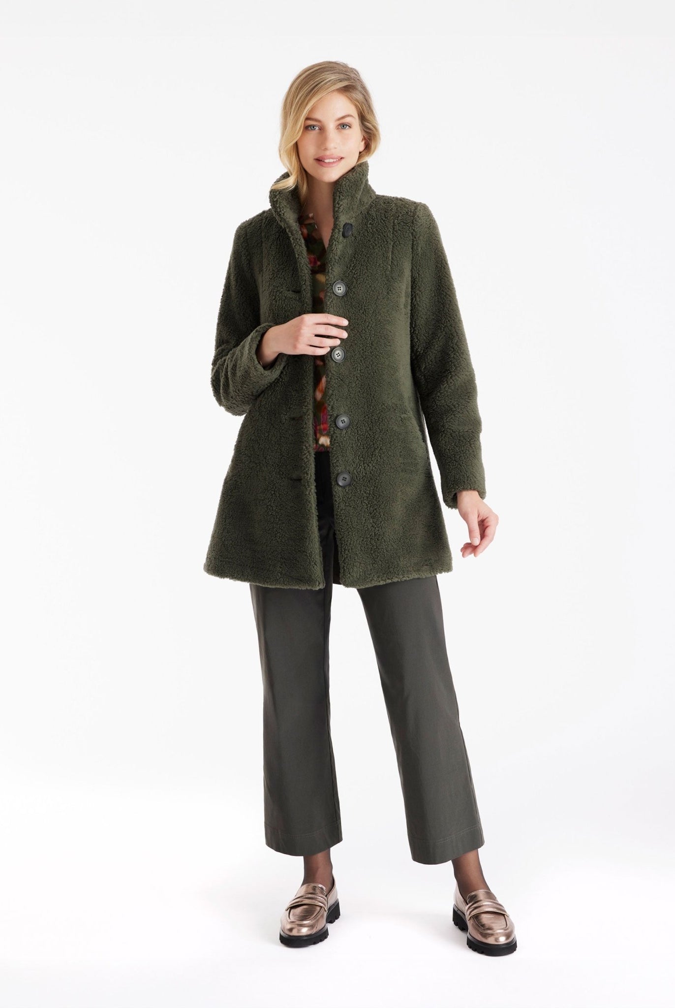 Kurzer, leicht ausgestellter Mantel WUANOY mit Stehkragen, Knopfleiste und Eingrifftaschen aus Teddystoff in Khakigrün