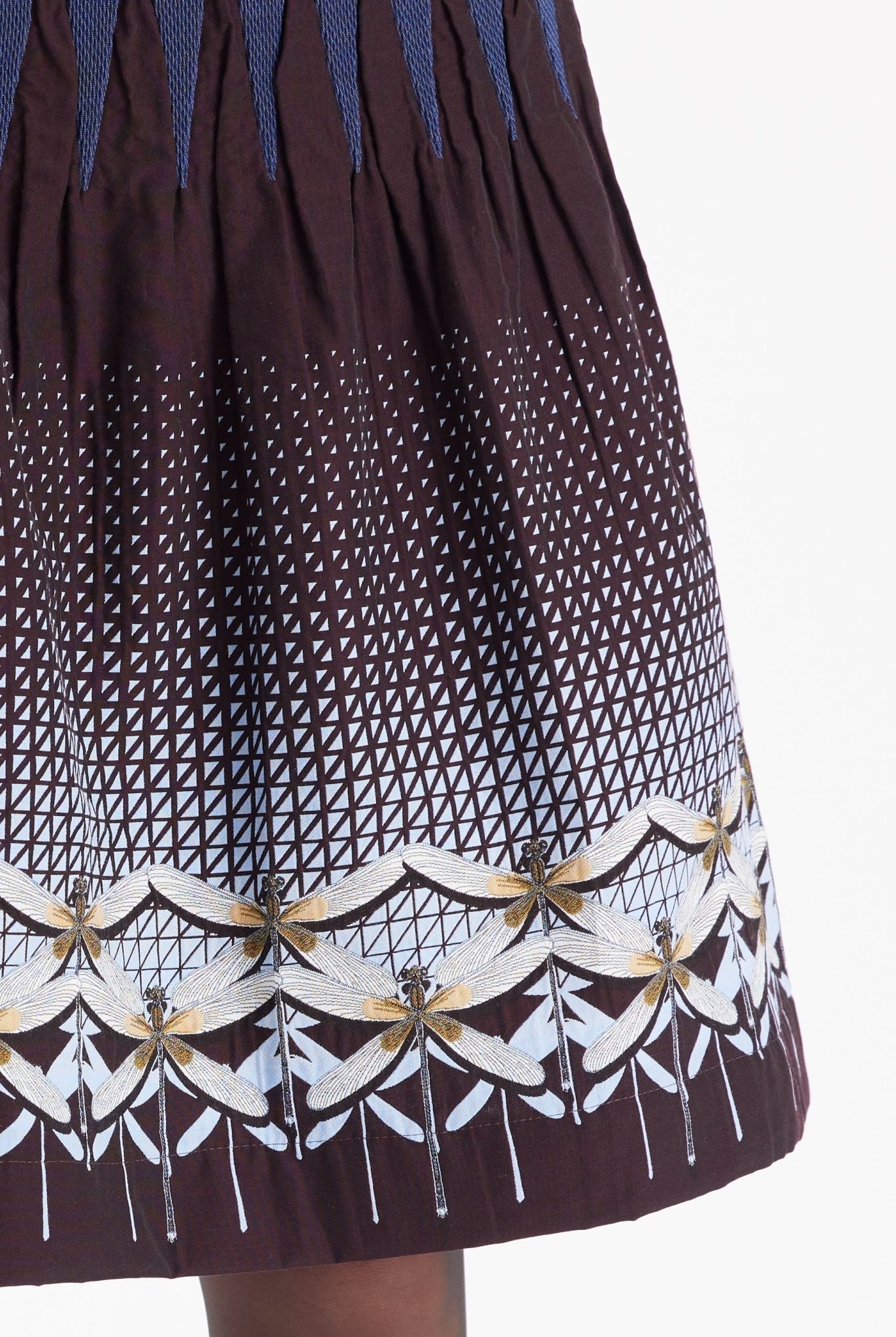 Kurzer Rock LACROS-W mit Gummibund und abstraktem Muster in Dunkelrot