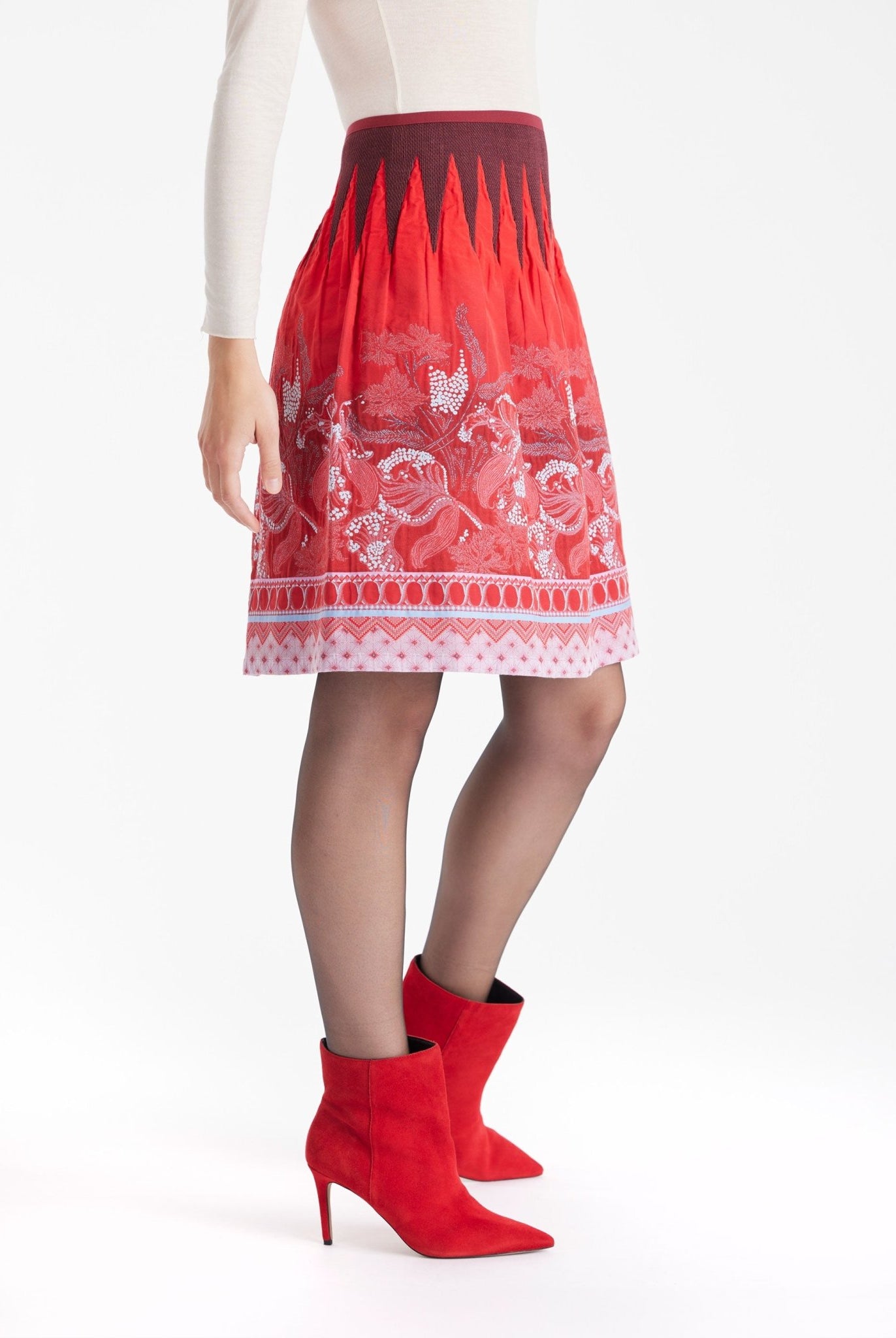 Kurzer Rock LACROS-W mit Gummibund und abstraktem Muster in Rot