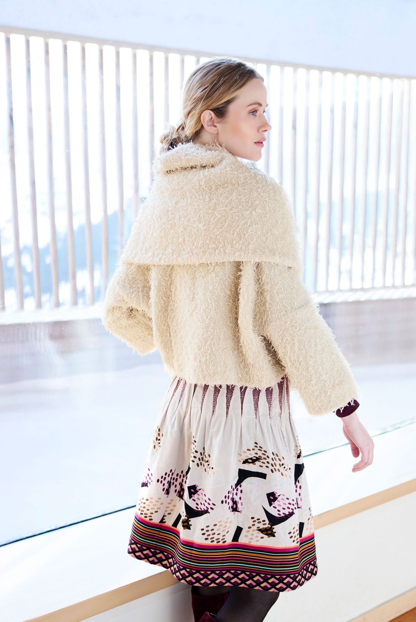 Kurzer Rock LACROS-W mit Gummibund und abstraktem Muster in Beige