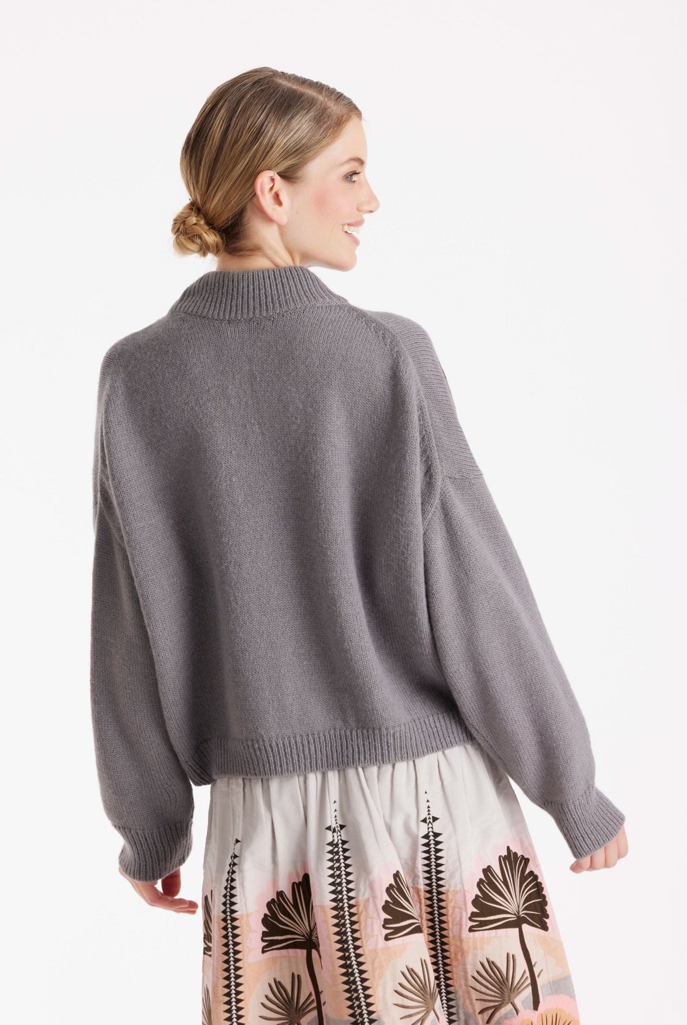 Kurzer Pullover PAROLY mit Stehkragen und langen Armen in Grau