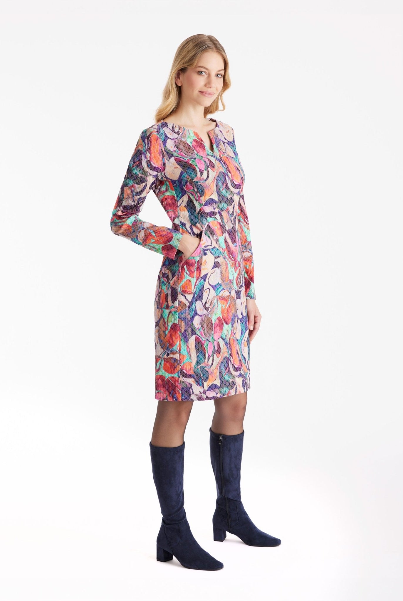 Kurzes Etuikleid EGENIA mit V-Ausschnitt, langen Armen und mehrfarbigem, abstraktem Blumenmuster