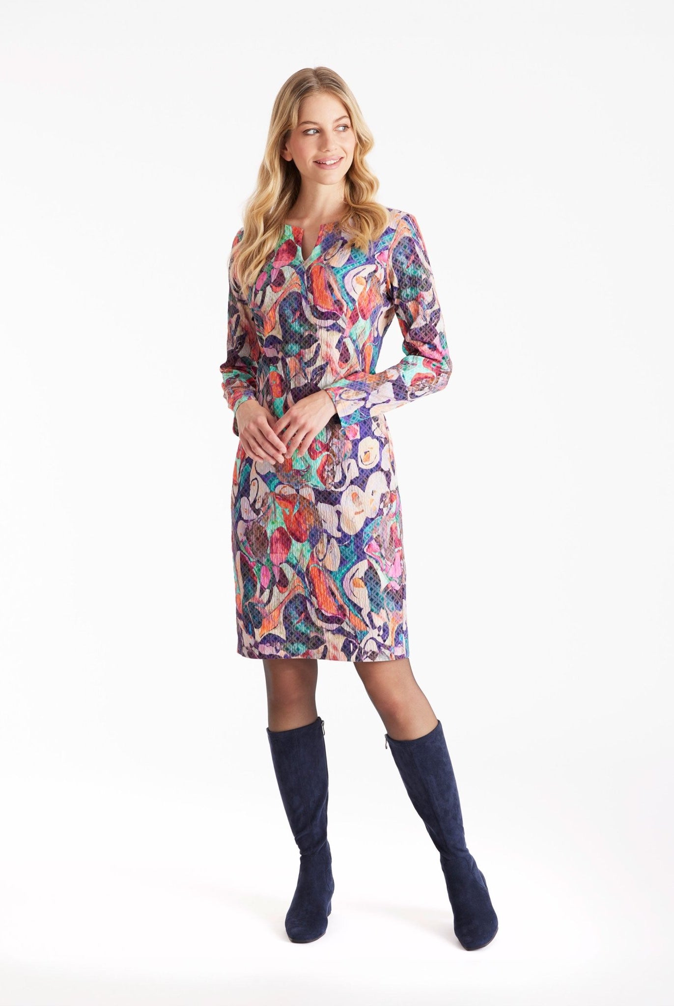 Kurzes Etuikleid EGENIA mit V-Ausschnitt, langen Armen und mehrfarbigem, abstraktem Blumenmuster