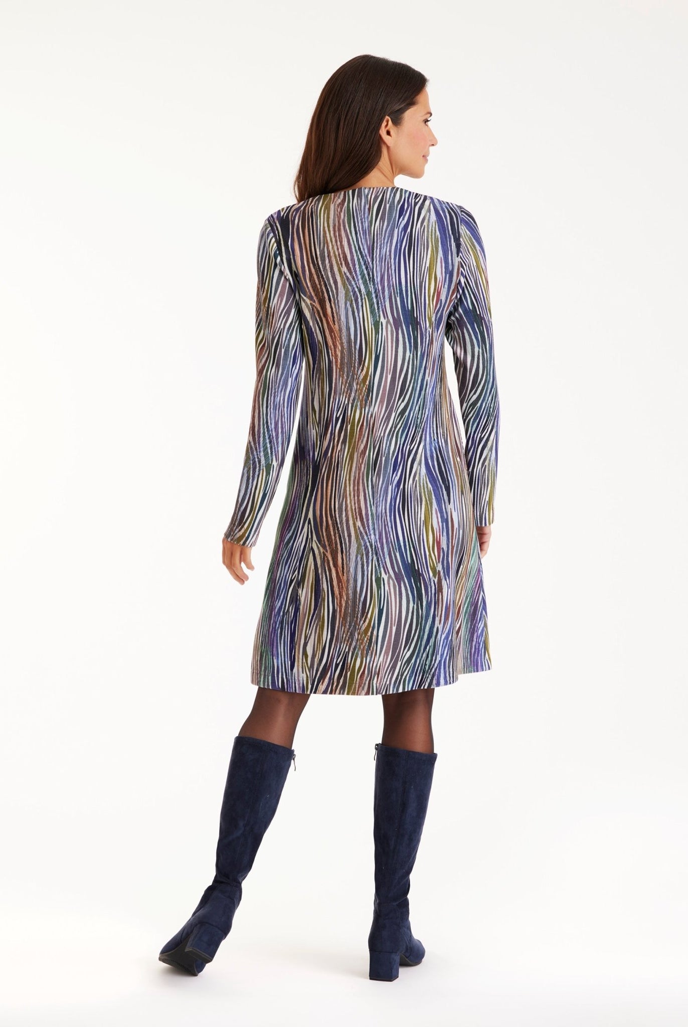 Kurzes Kleid ARAPA mit V-Ausschnitt, langen Armen und mehrfarbigem Muster in Blau- und Violetttönen